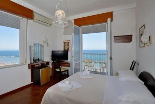 Deluxe Double or Twin Room with Sea View photo 3