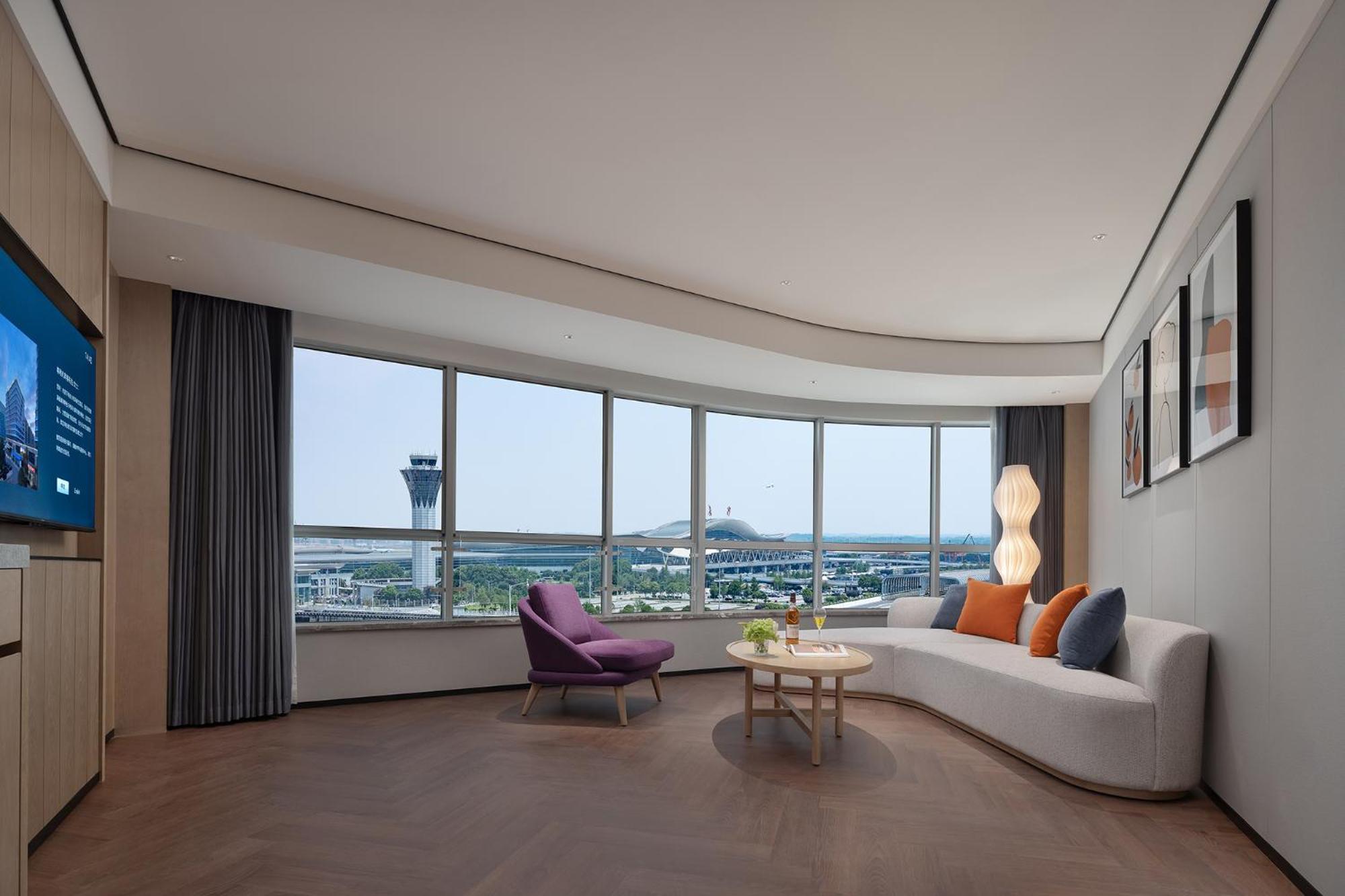  Howard Johnson Suite photo 3