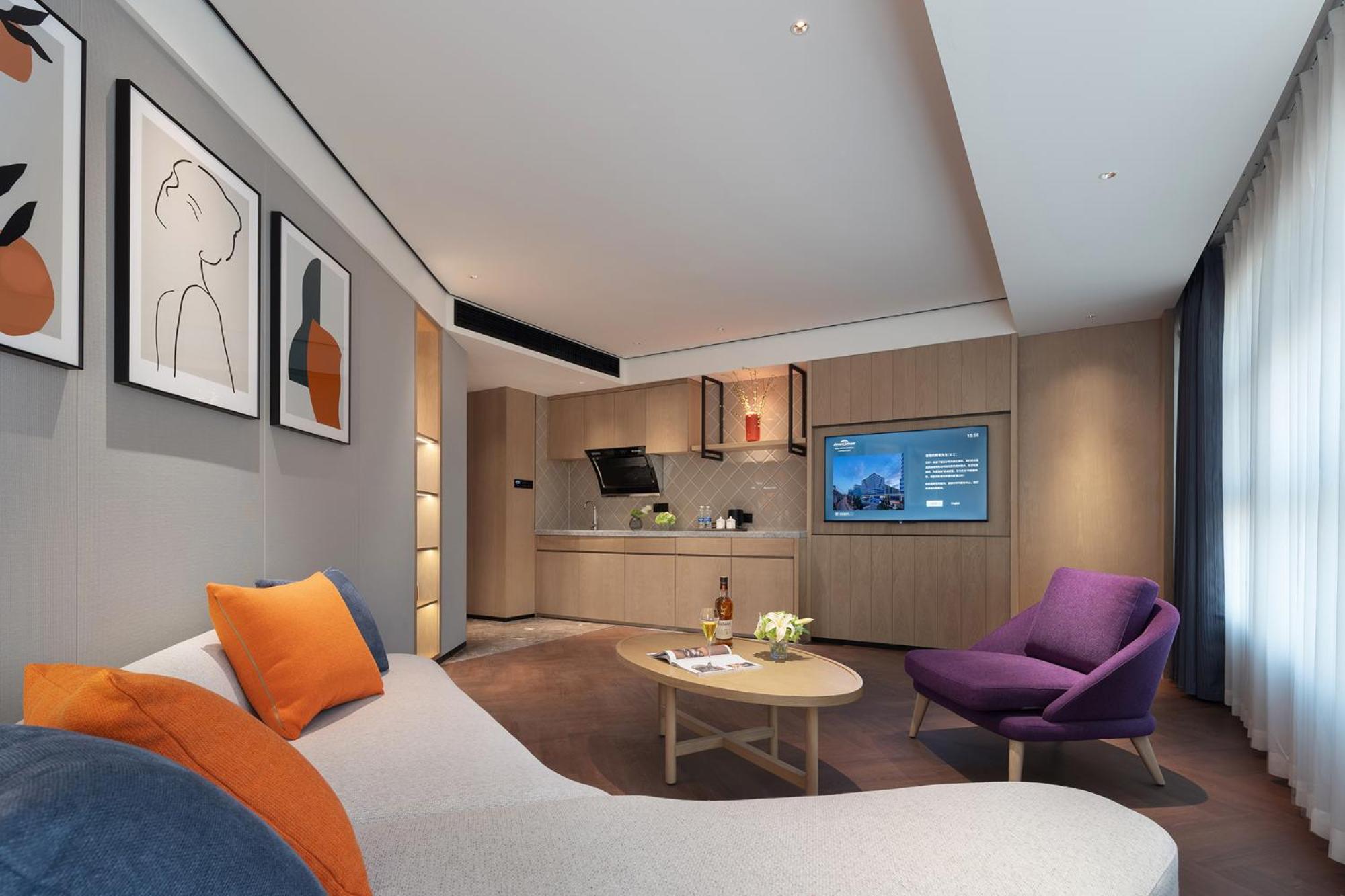  Howard Johnson Suite photo 2