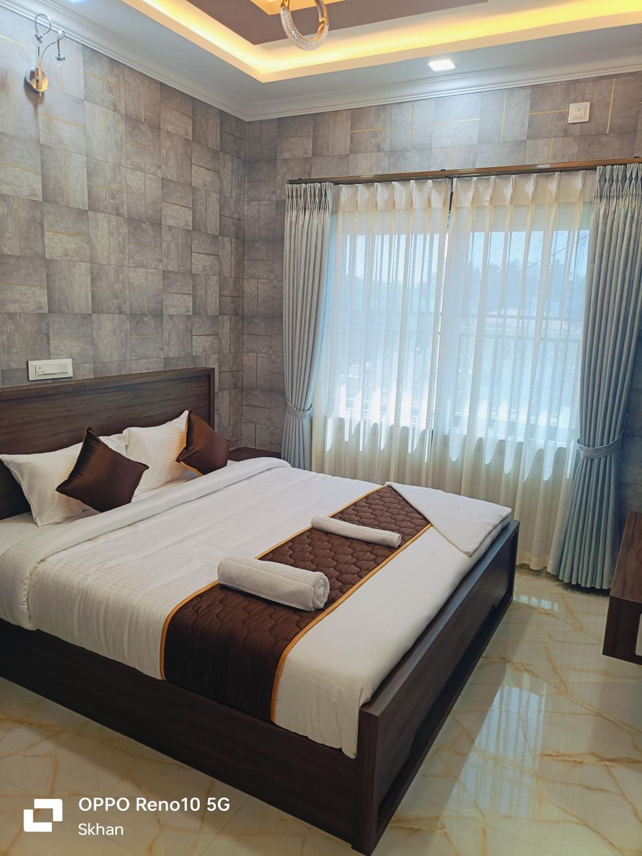 Deluxe King Room photo 2