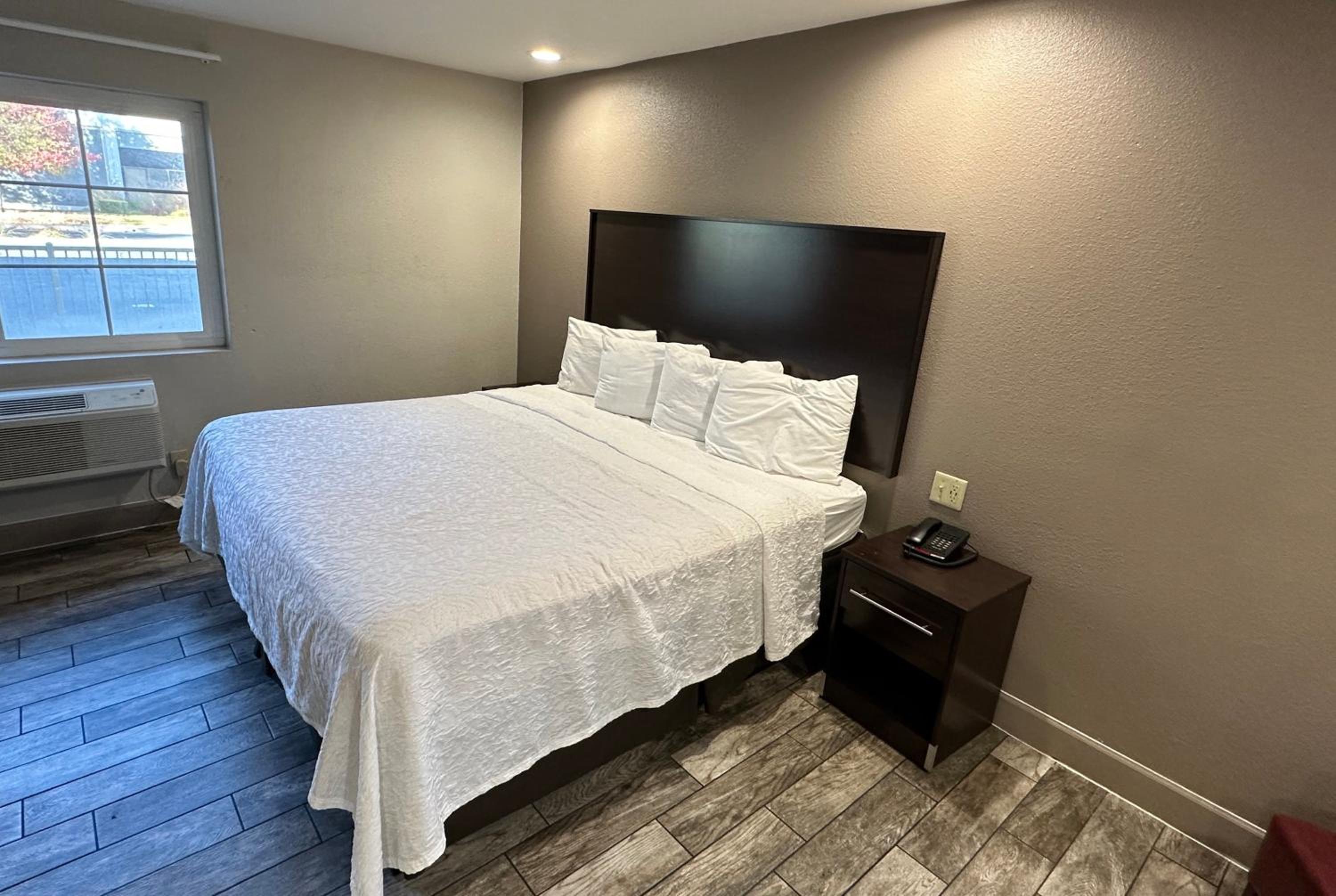 Standard King Room Disability Access Roll-ln Shower Smoke Free photo 1