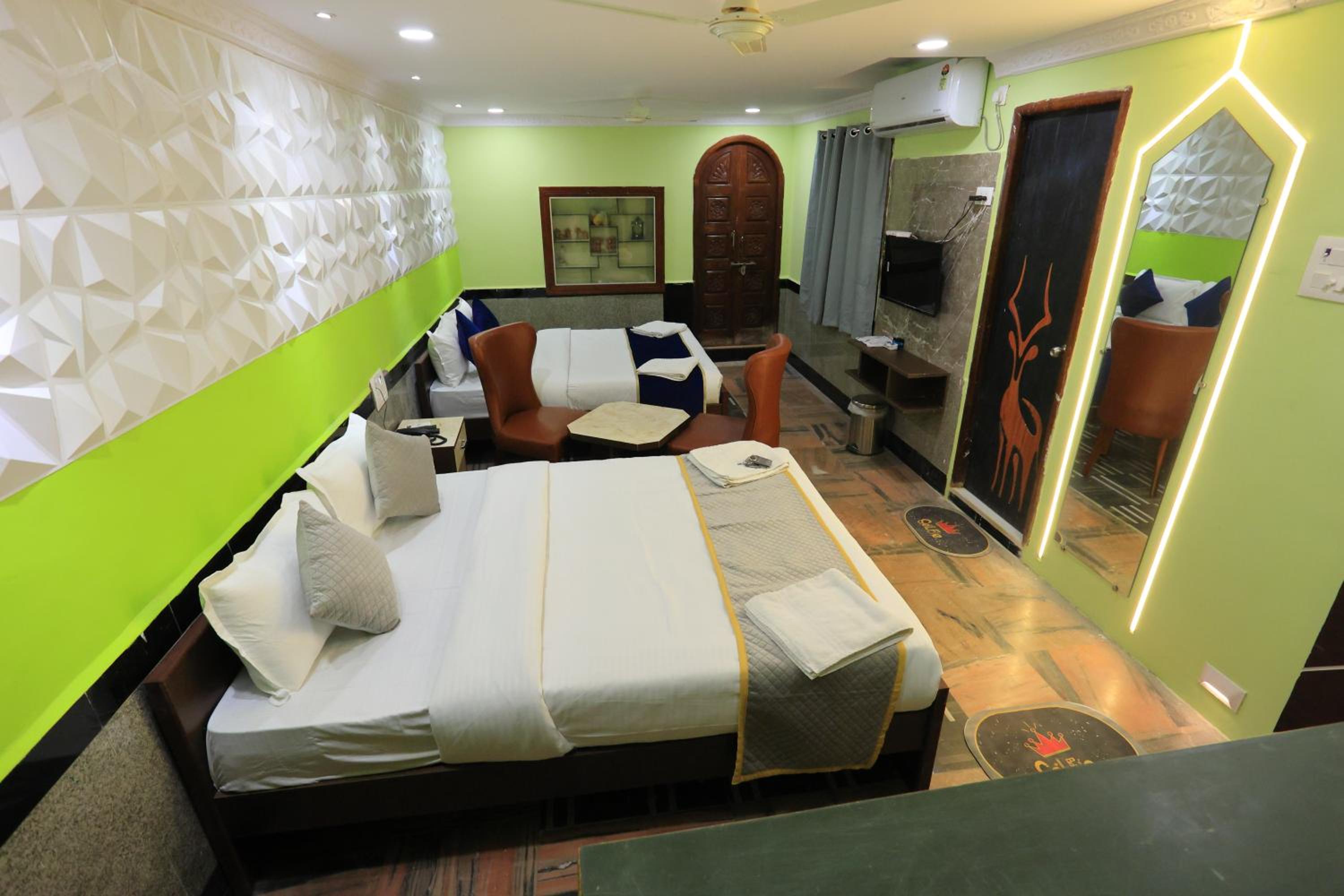 Suite - Photo 1