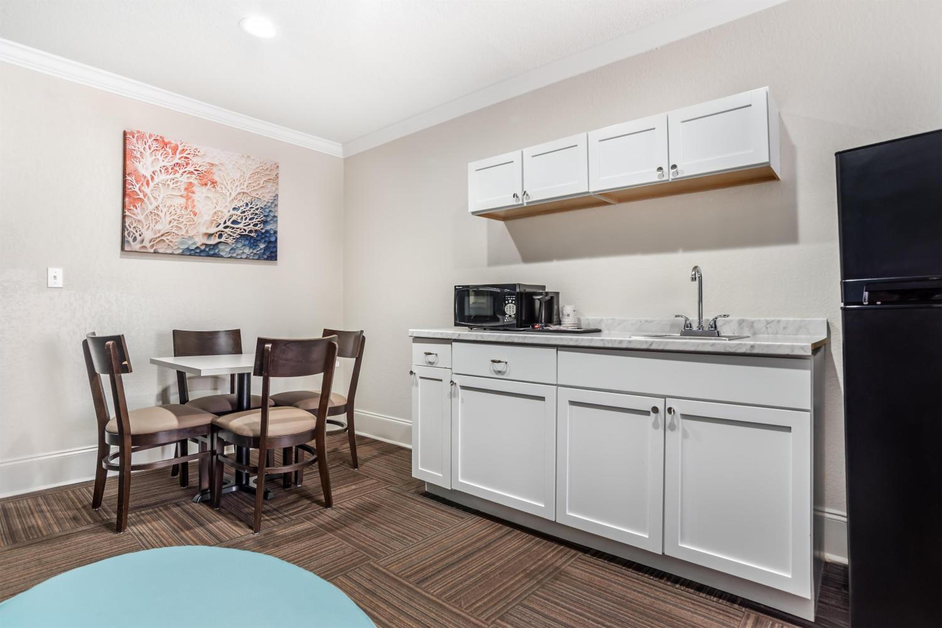 One-Bedroom Queen Suite with Three Queen Beds and Kitchenette - Non-Smoking