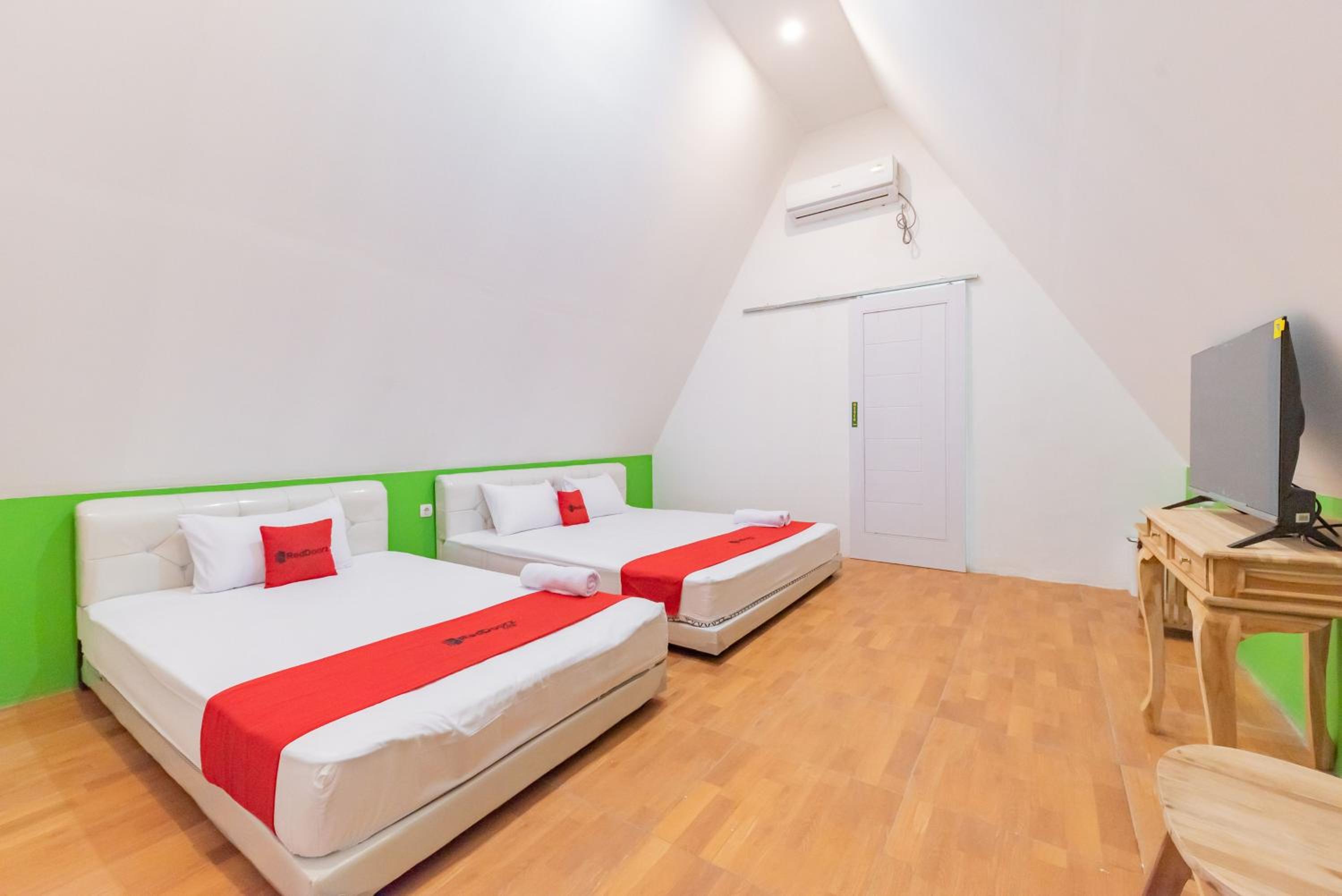 Family Room - Photo 2