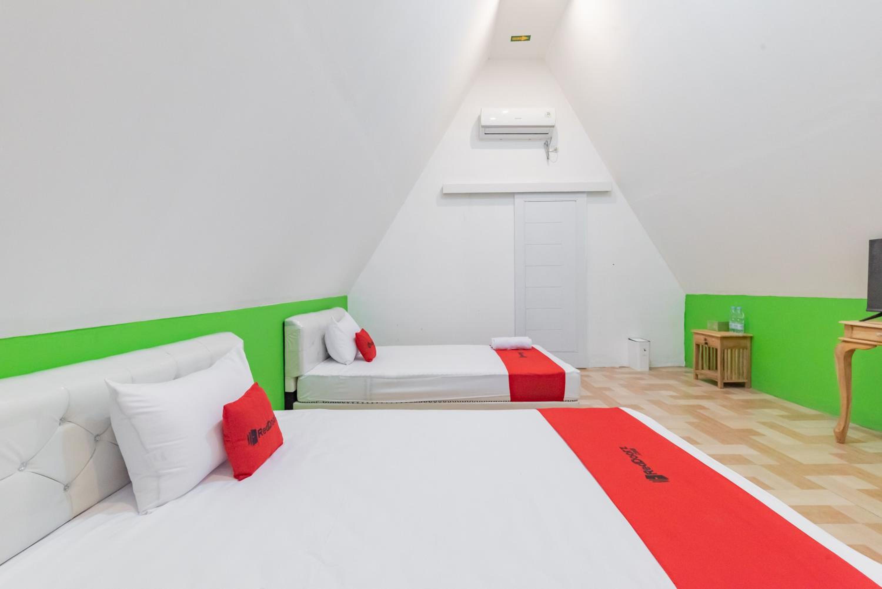 Deluxe Twin Room - Photo 10
