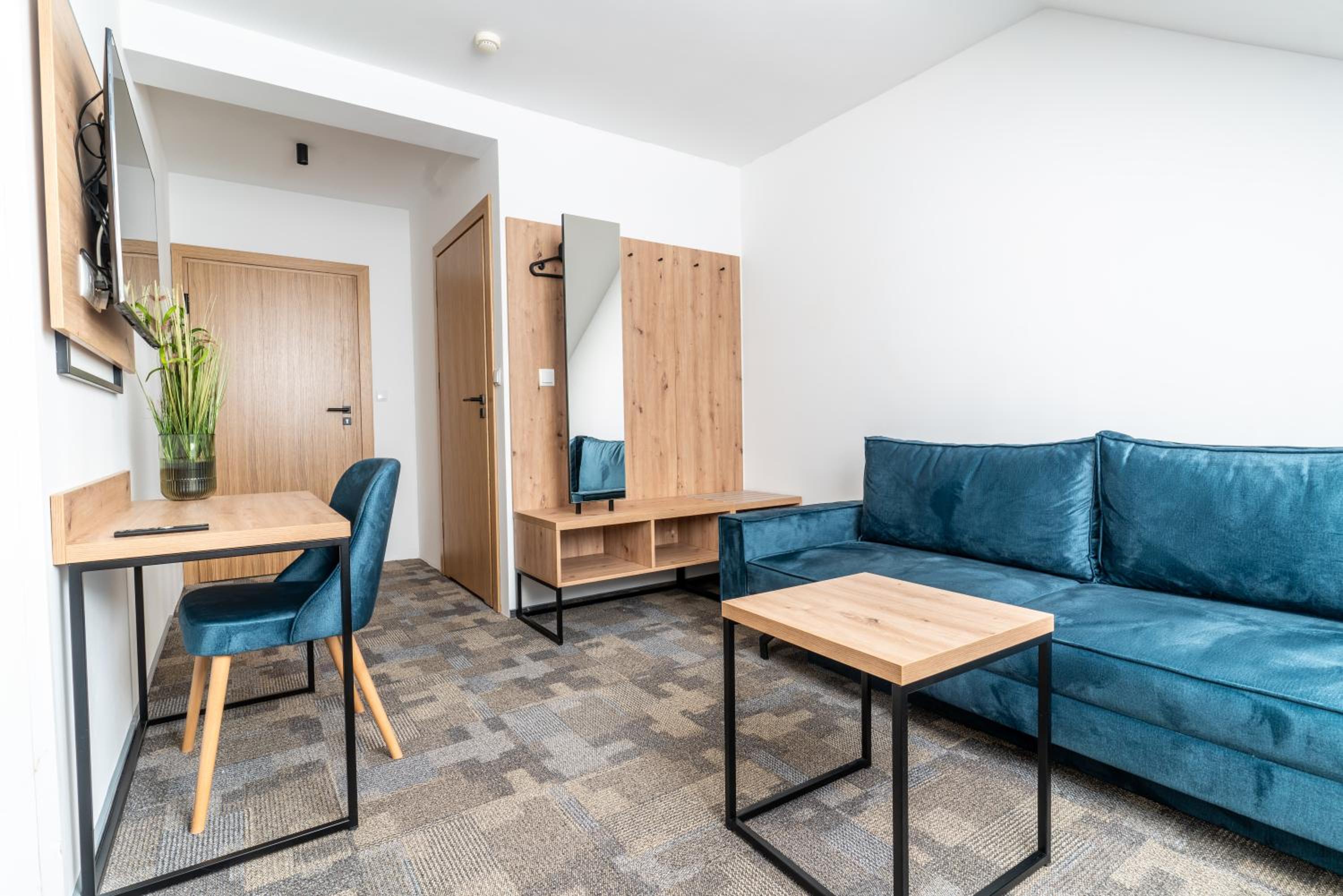 Standard Twin Room with Sofa and Lake View photo 2
