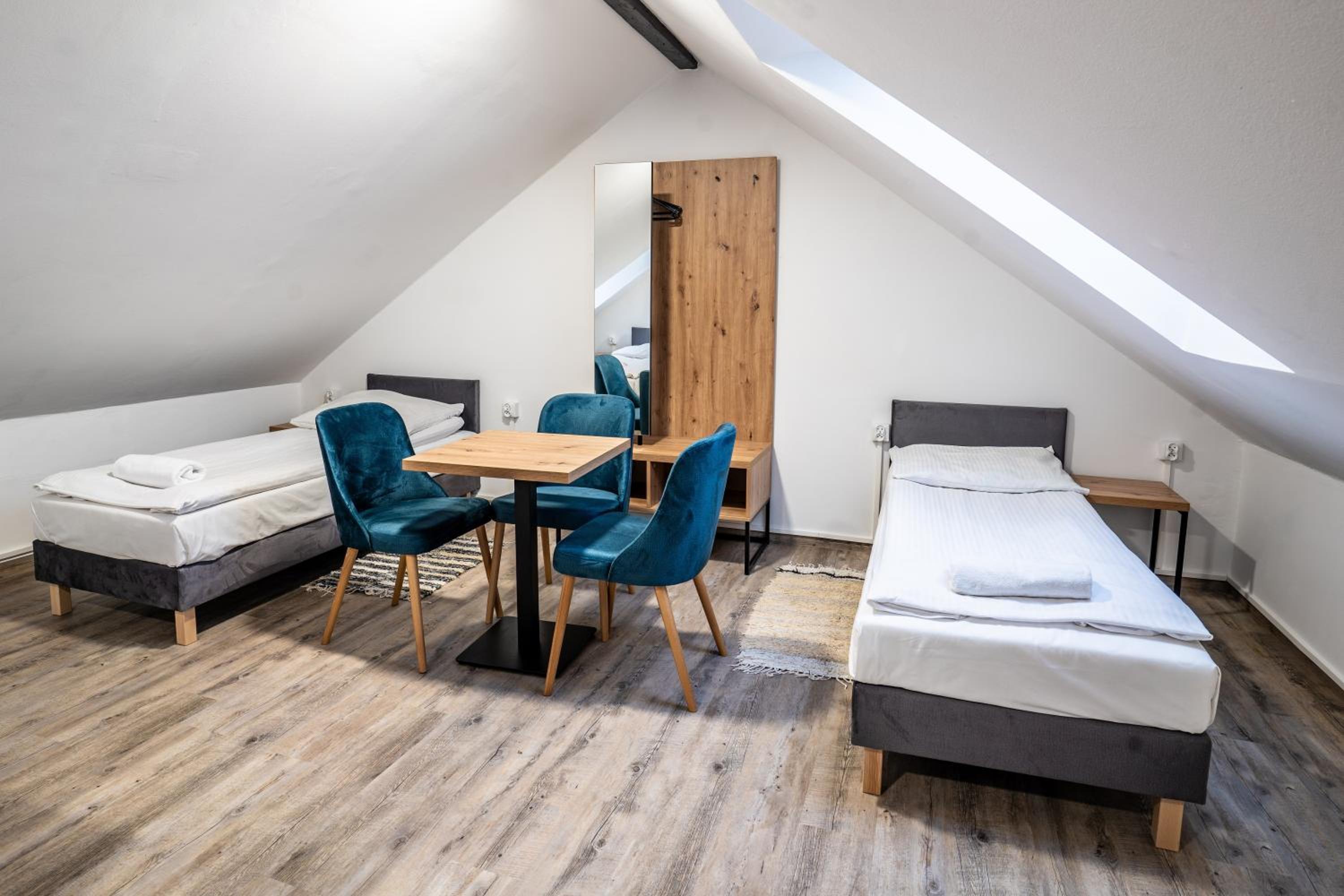 Quadruple Room with Lake View - Photo 4