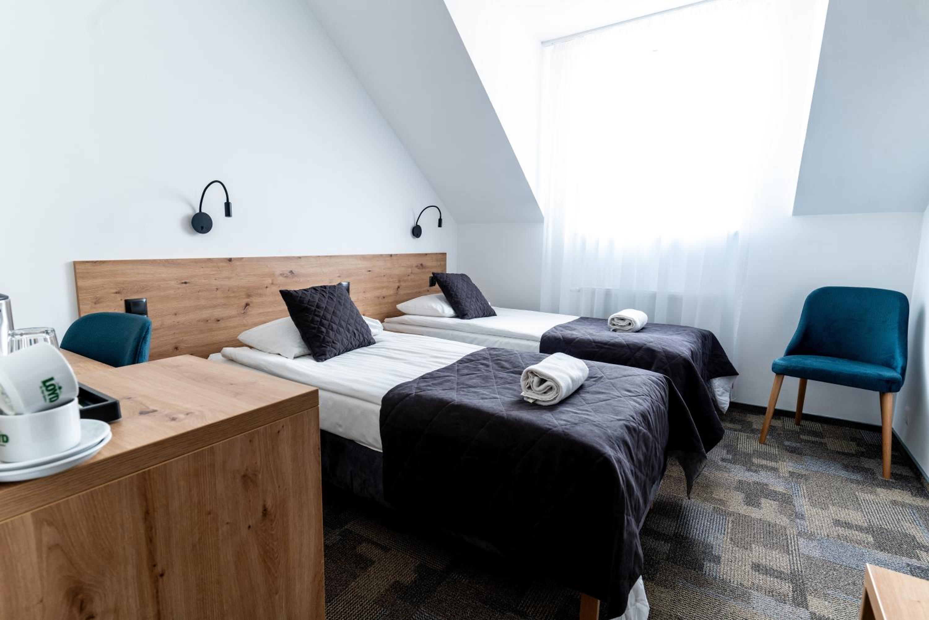 Twin Room with Lake View - Photo 2