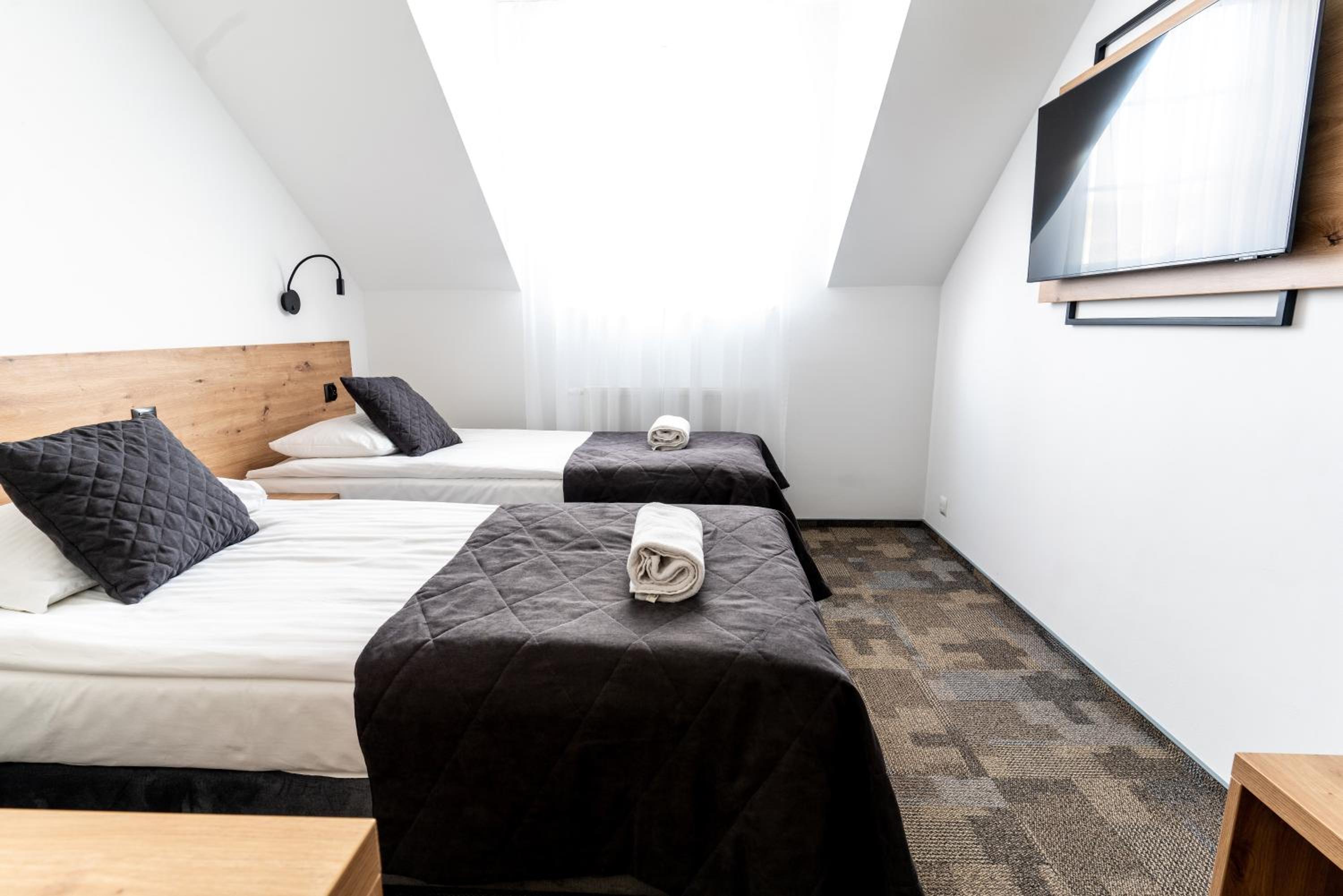Twin Room with Lake View - Photo 1