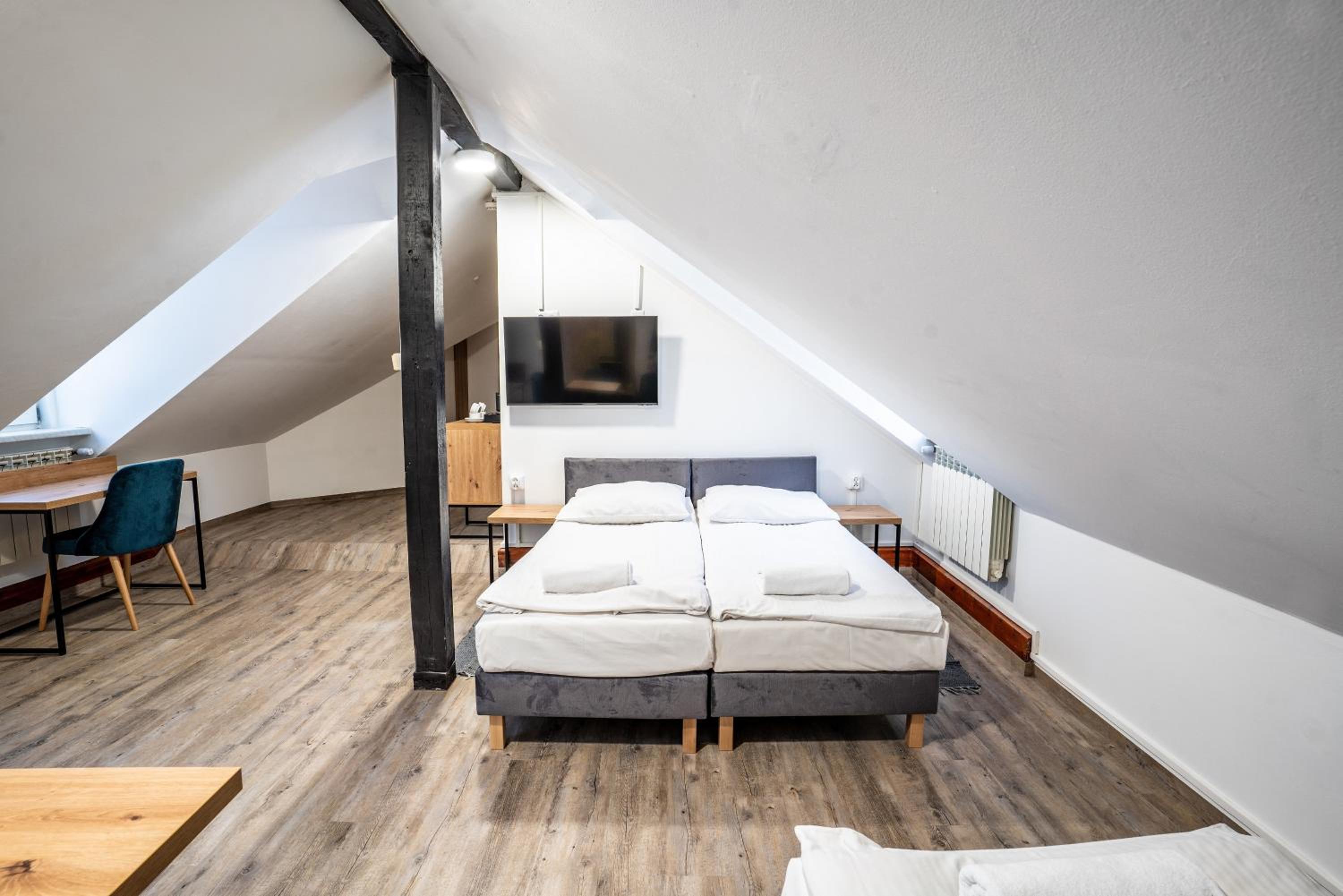 Quadruple Room with Lake View - Photo 5