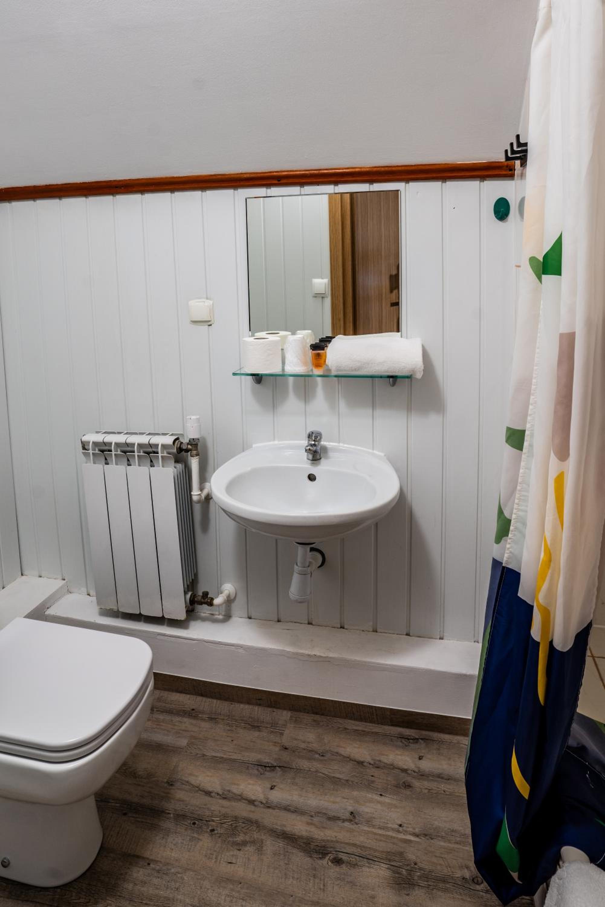 Quadruple Room with Lake View - Photo 6