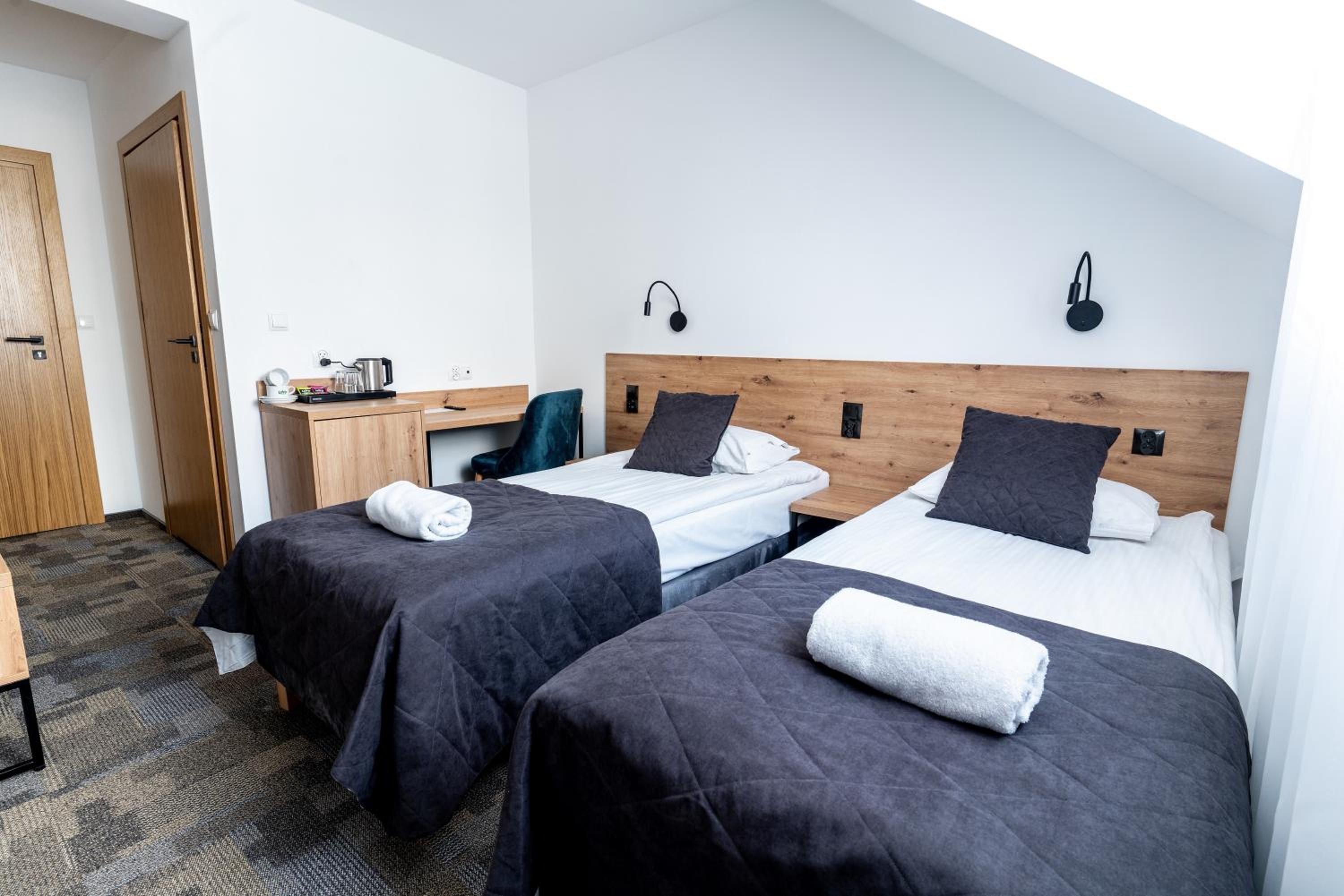 Twin Room with Lake View - Photo 4