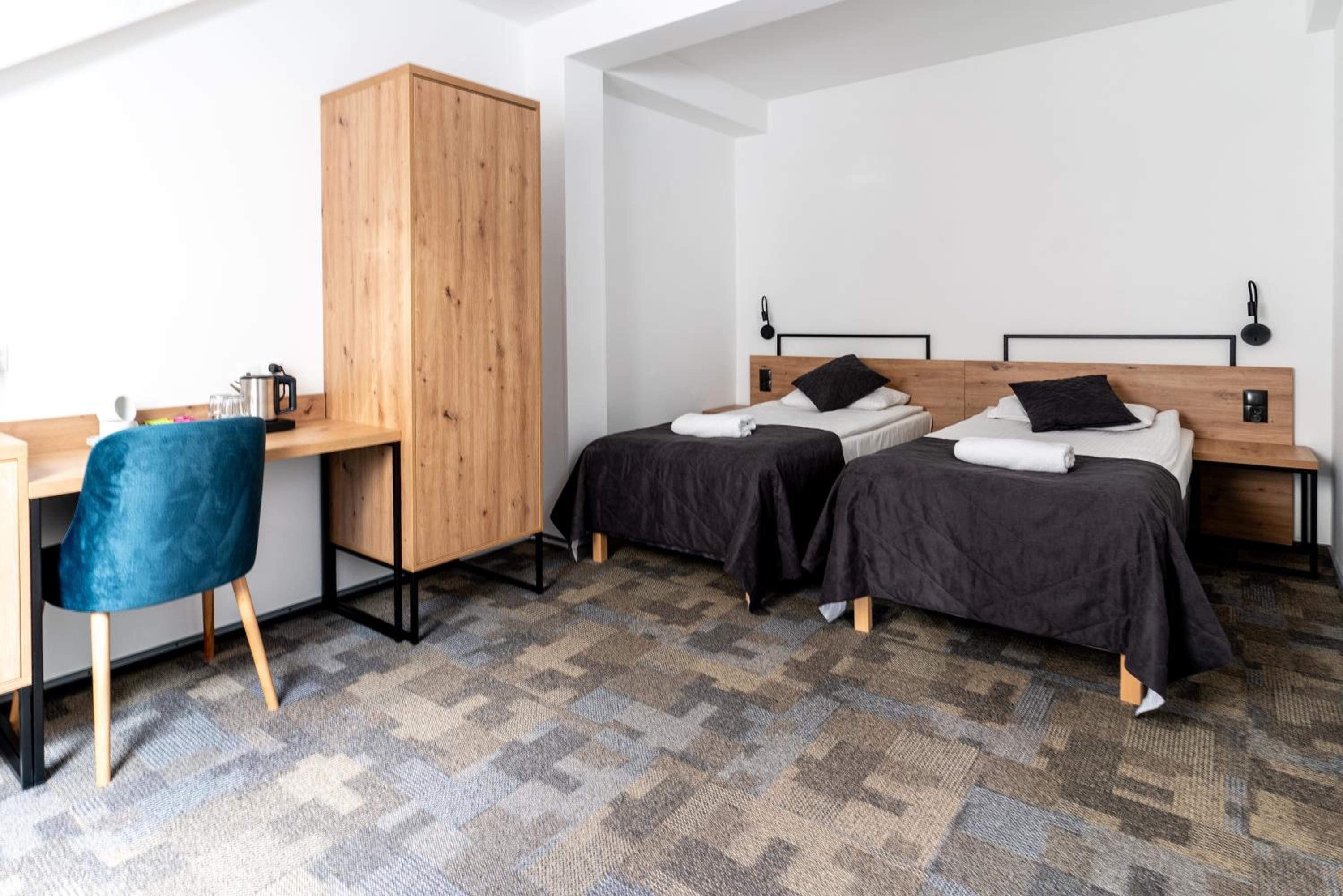 Standard Twin Room with Sofa and Lake View photo 1