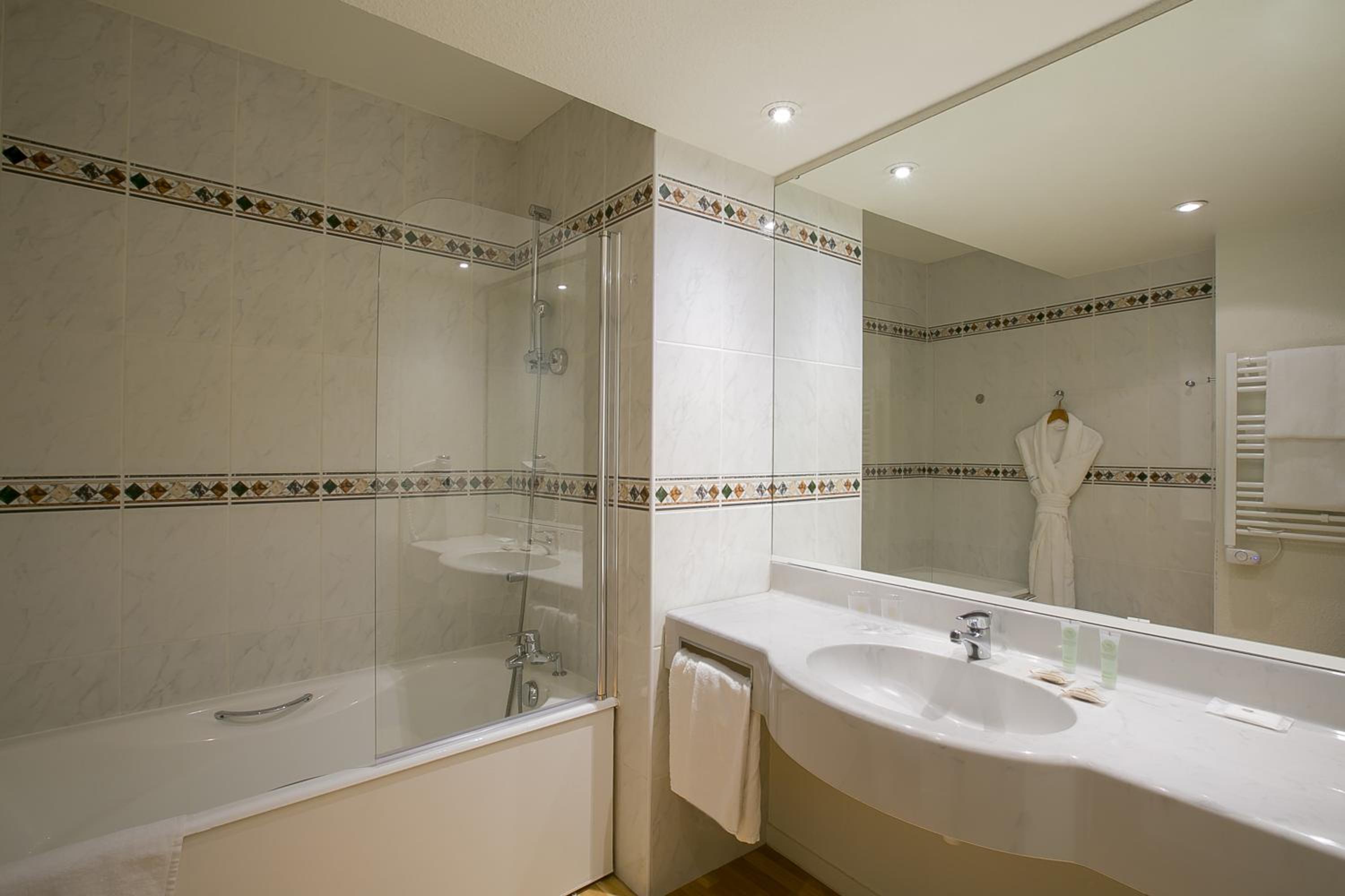 Standard Twin Room with Balcony - Photo 5
