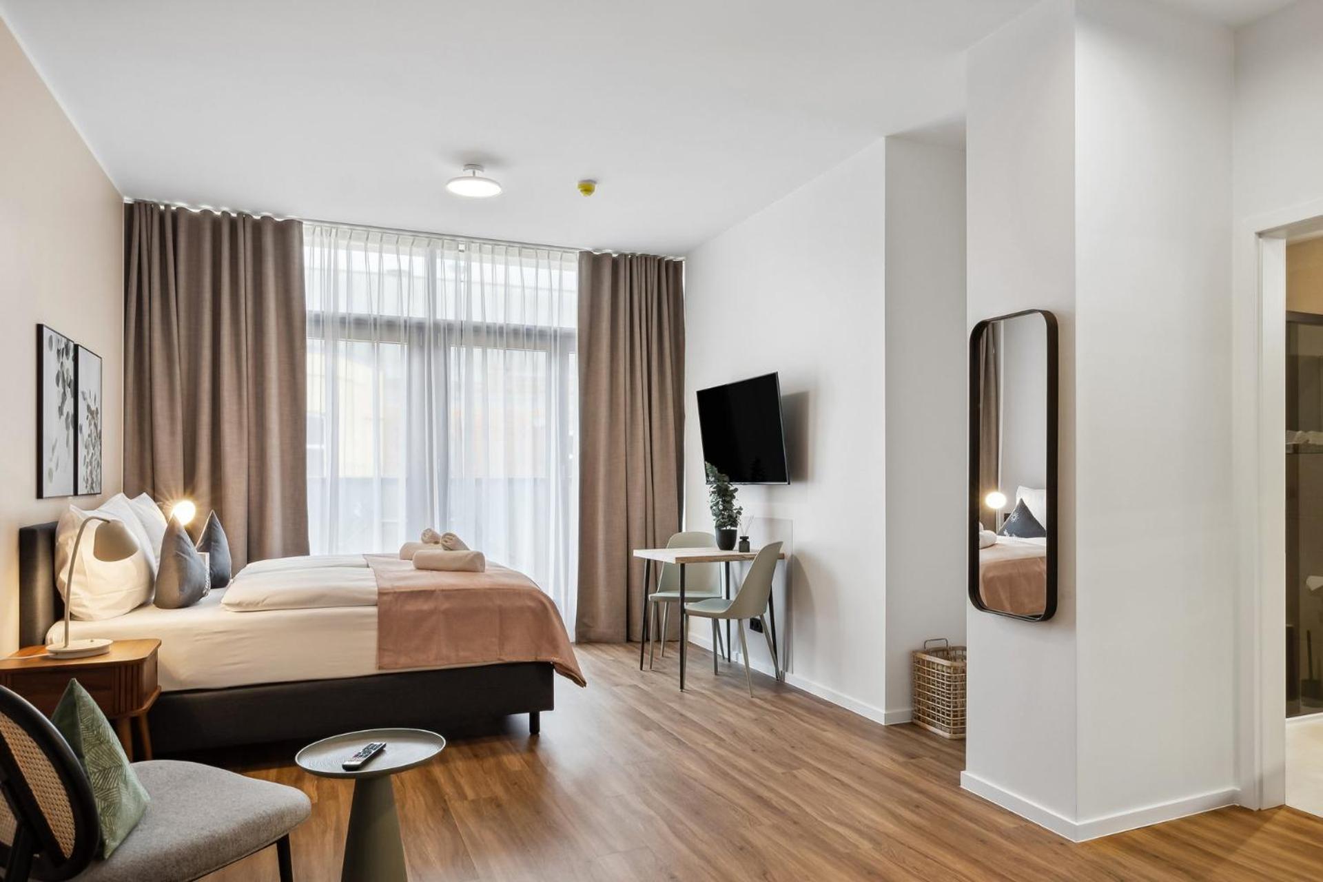 Suite with Balcony - Photo 9