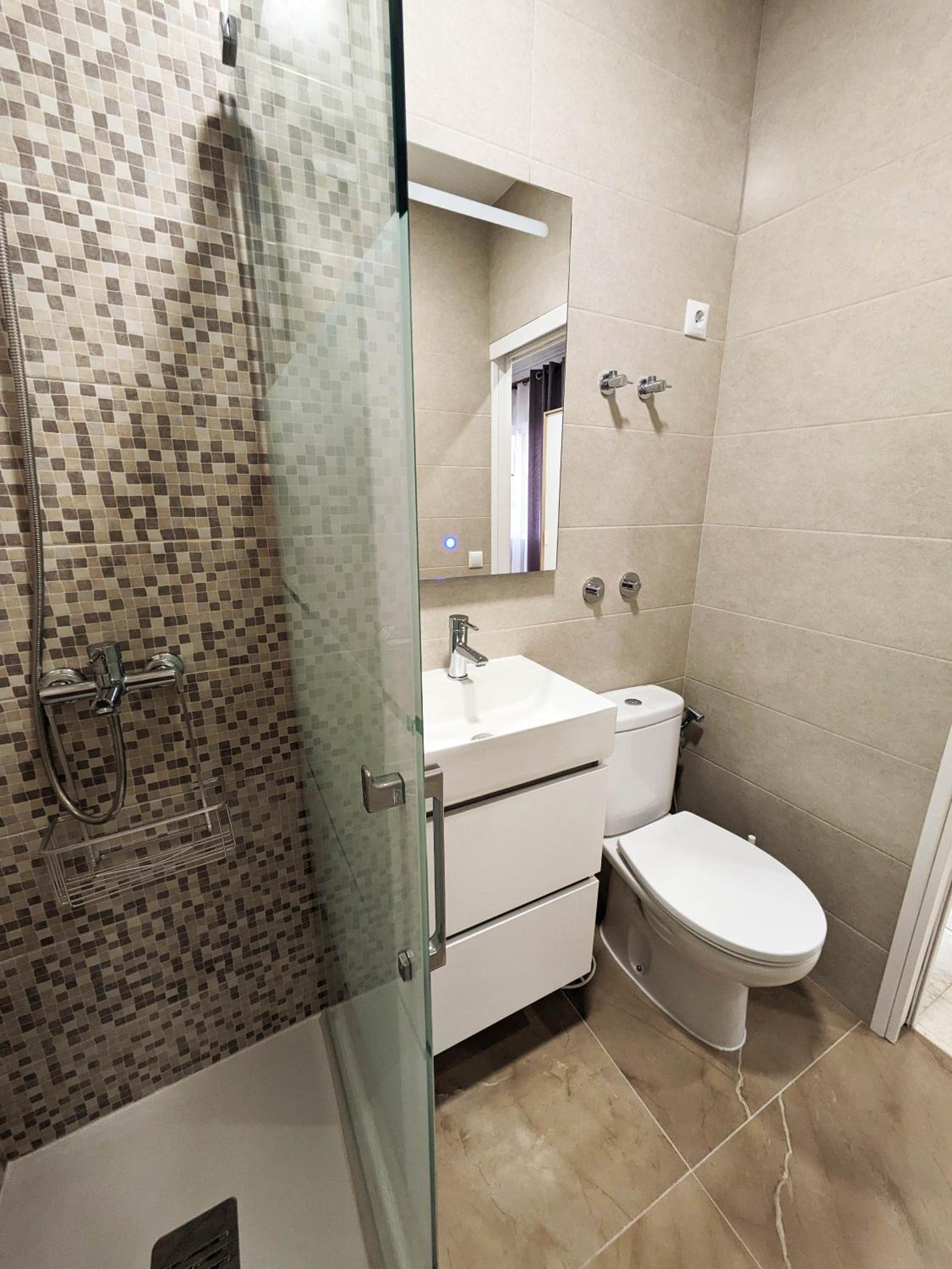 Double Room with Private Bathroom - Photo 28