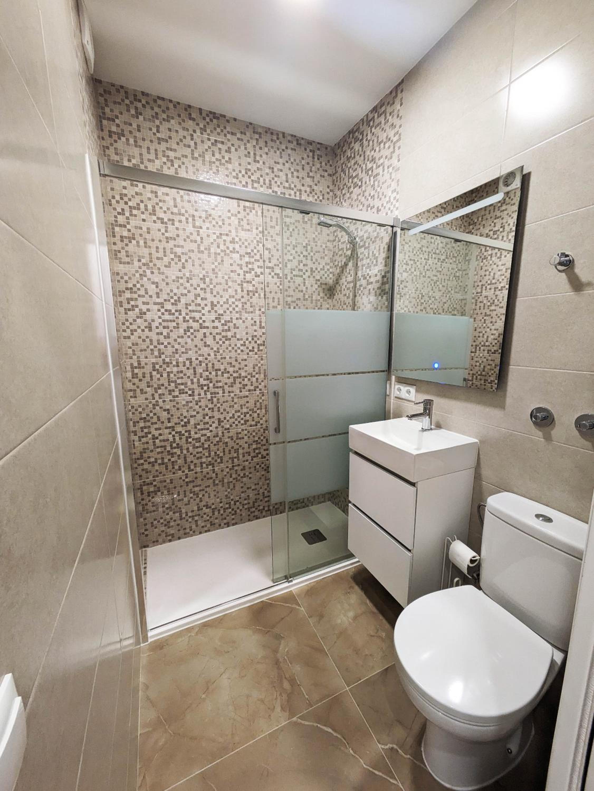 Double Room with Private Bathroom - Photo 31