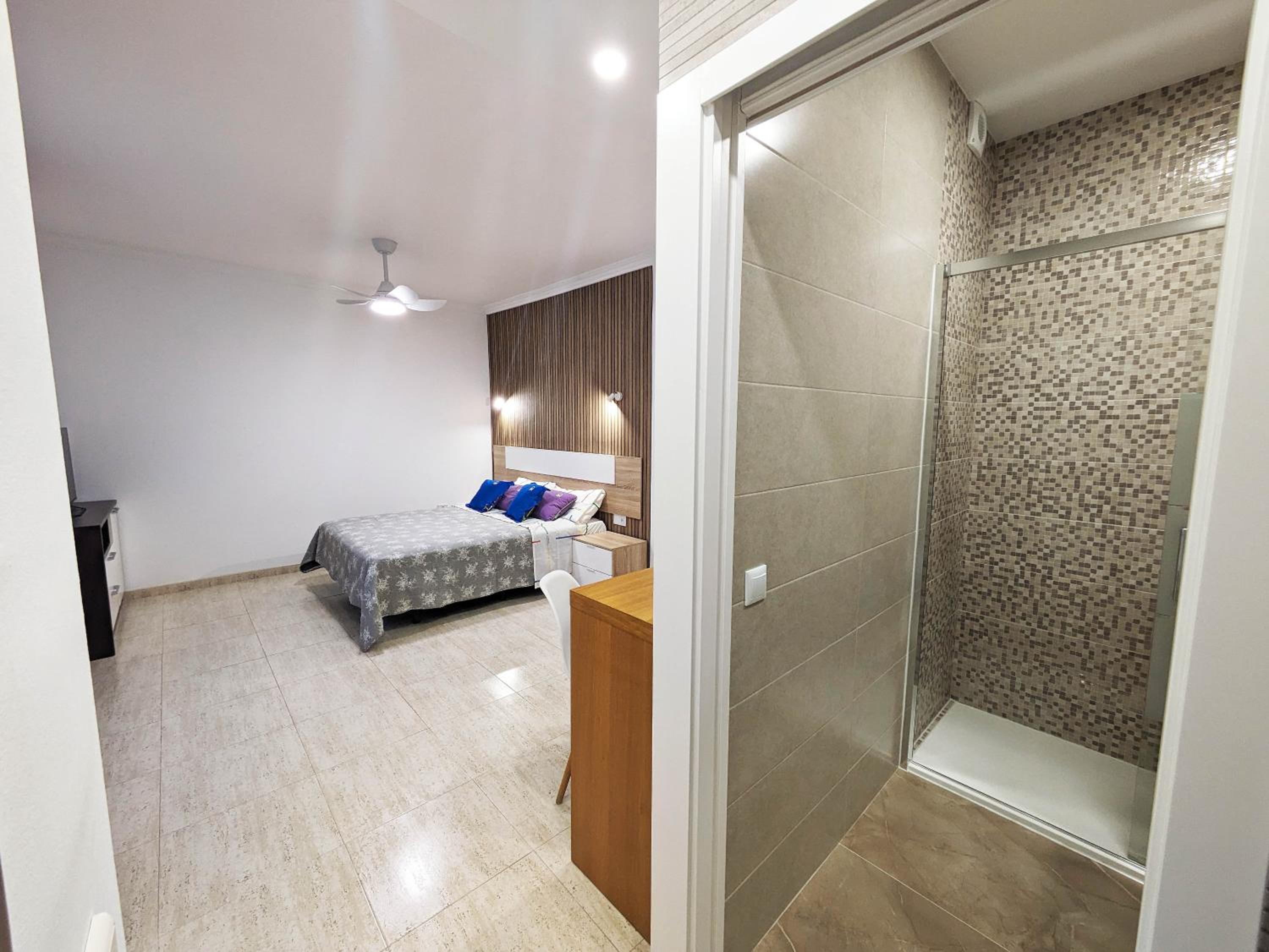 Double Room with Private Bathroom - Photo 30