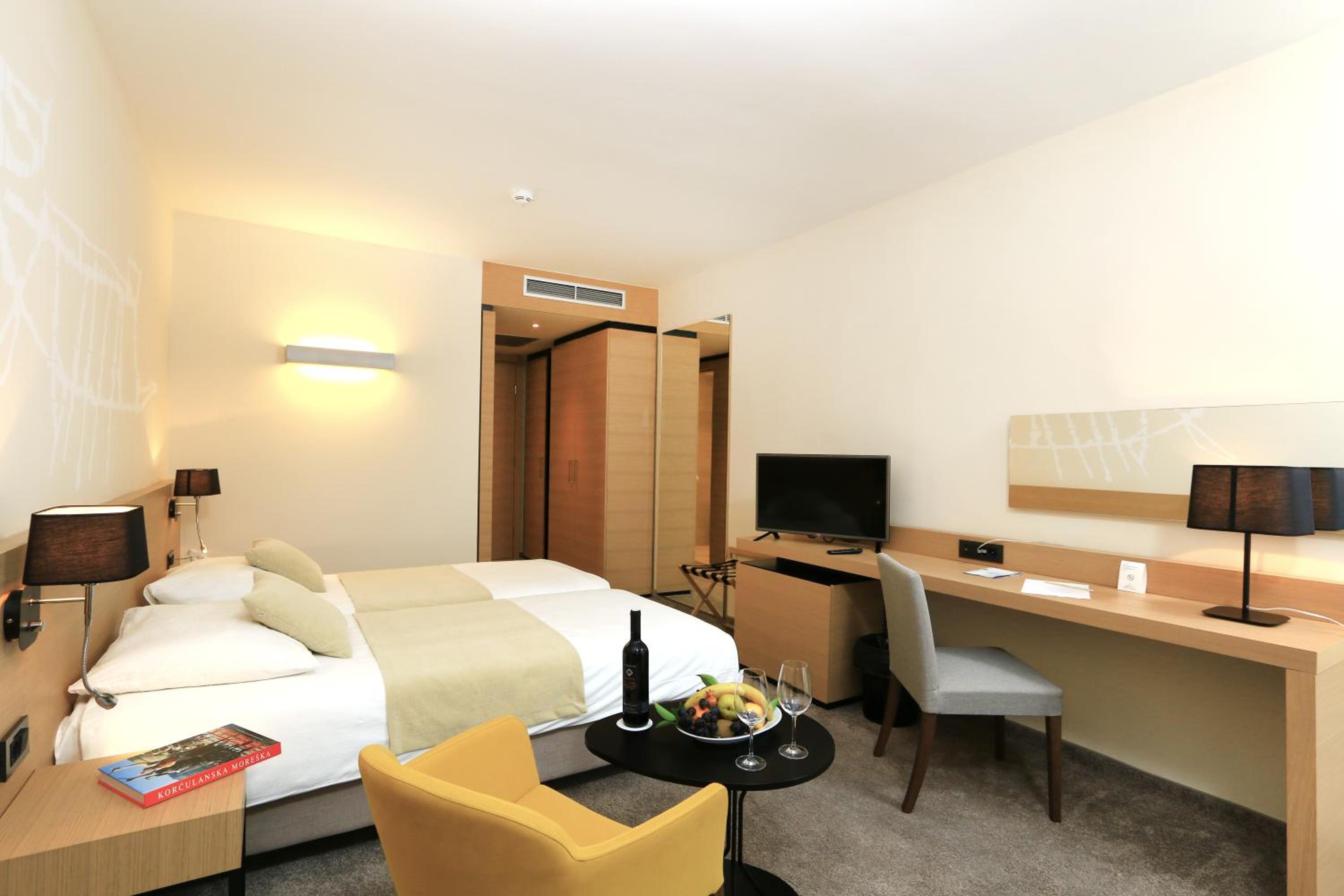 Comfort Double Room with Balcony - Photo 4
