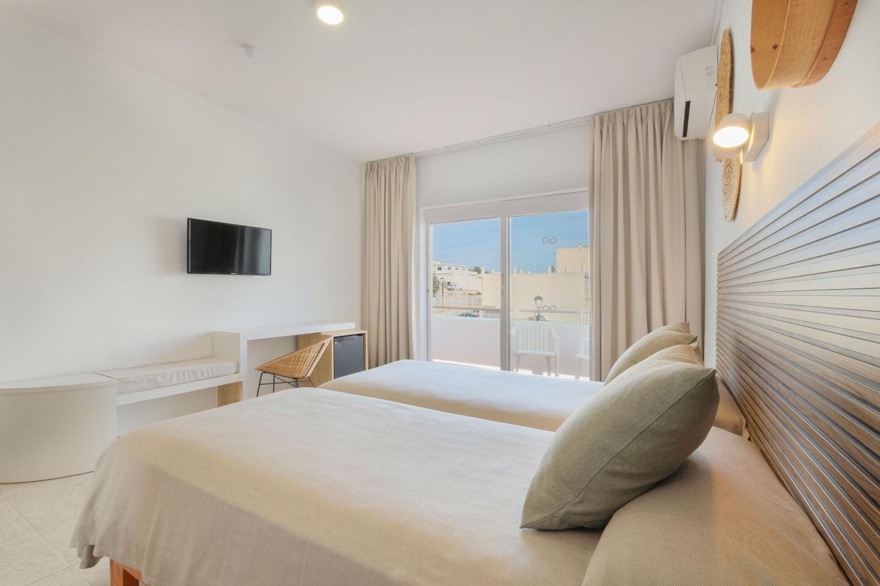 Twin Room - Photo 3