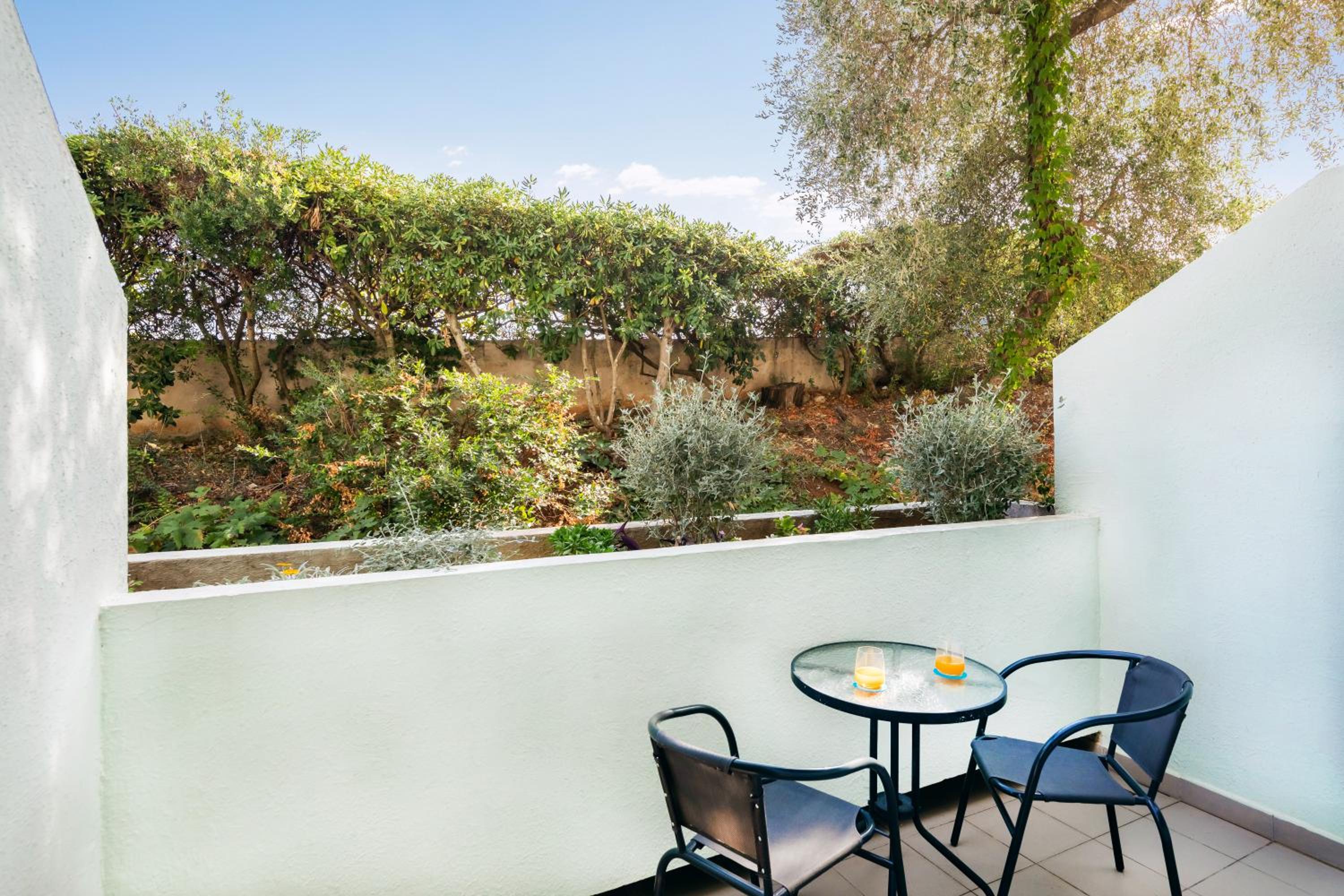 Superior Double Room with Balcony and Extra Bed - Photo 4