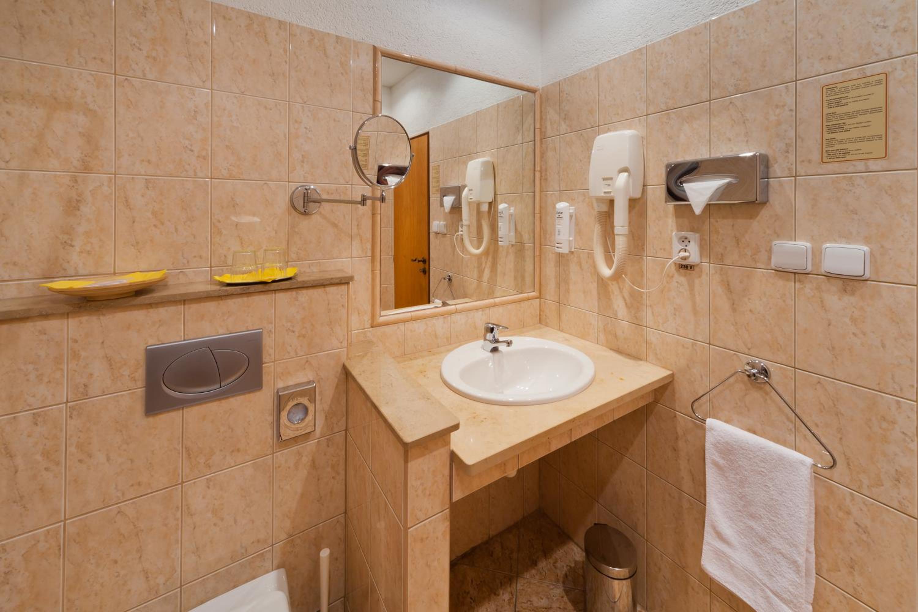 Double Room - Photo 7