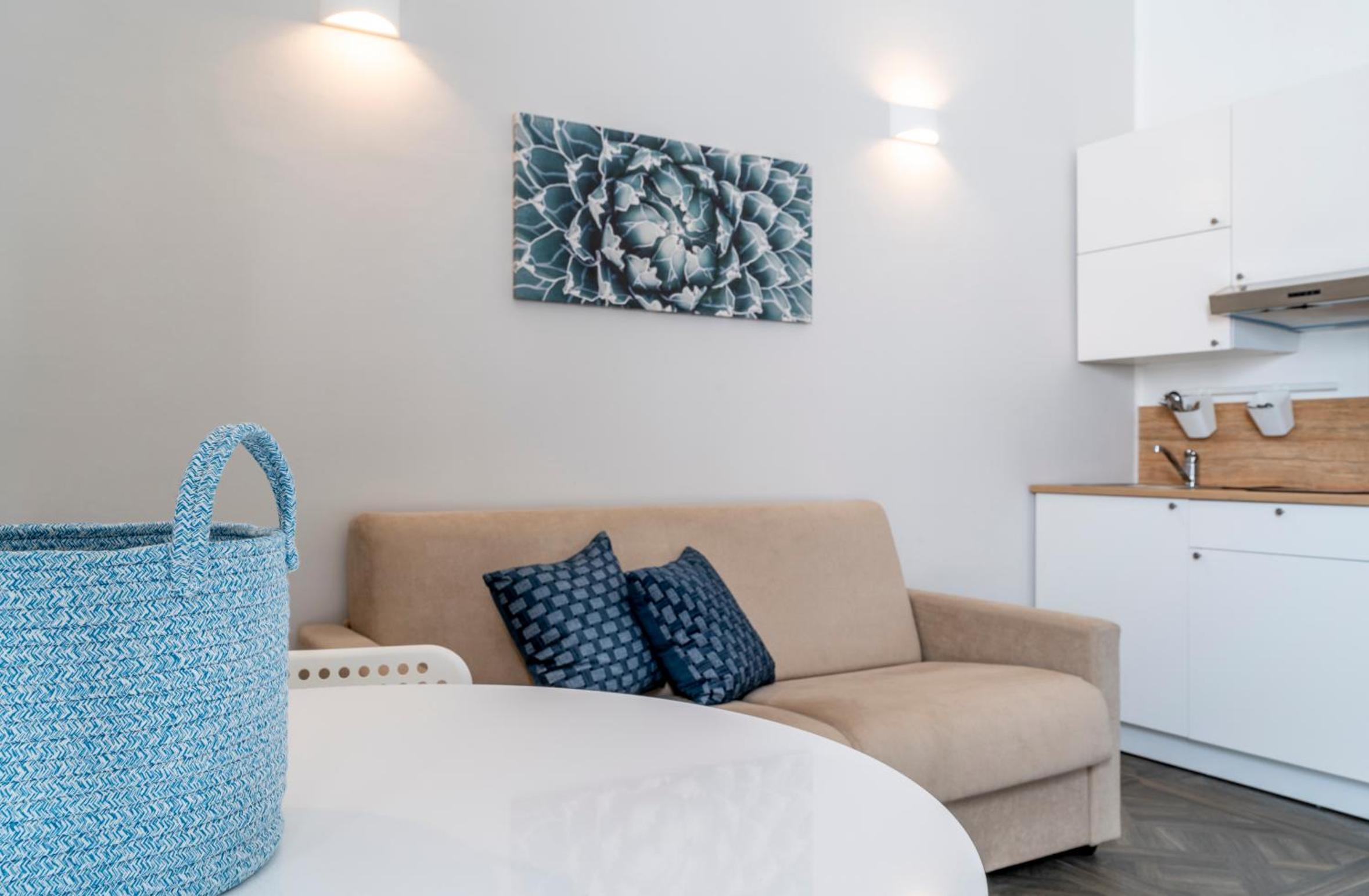 Suite - Photo 1