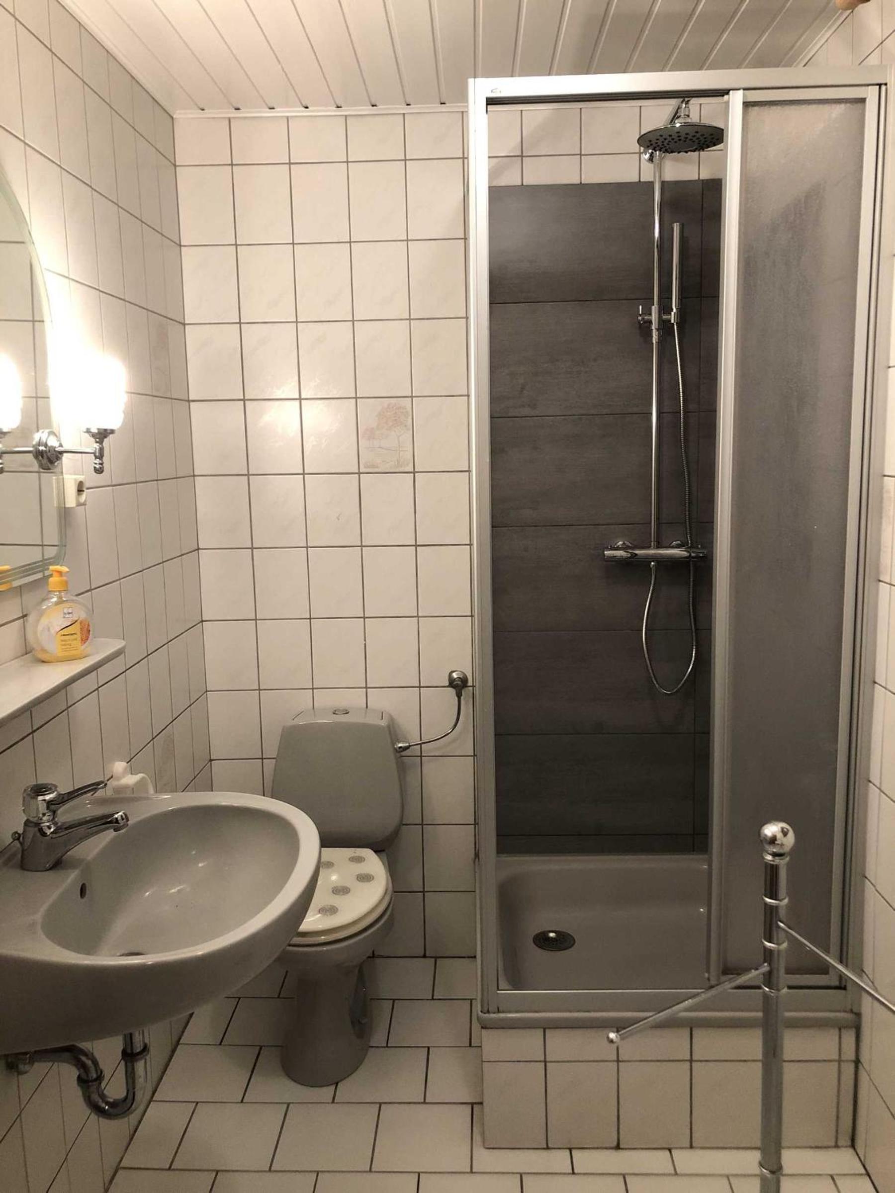 Two-Bedroom Apartment with Shower  photo 2