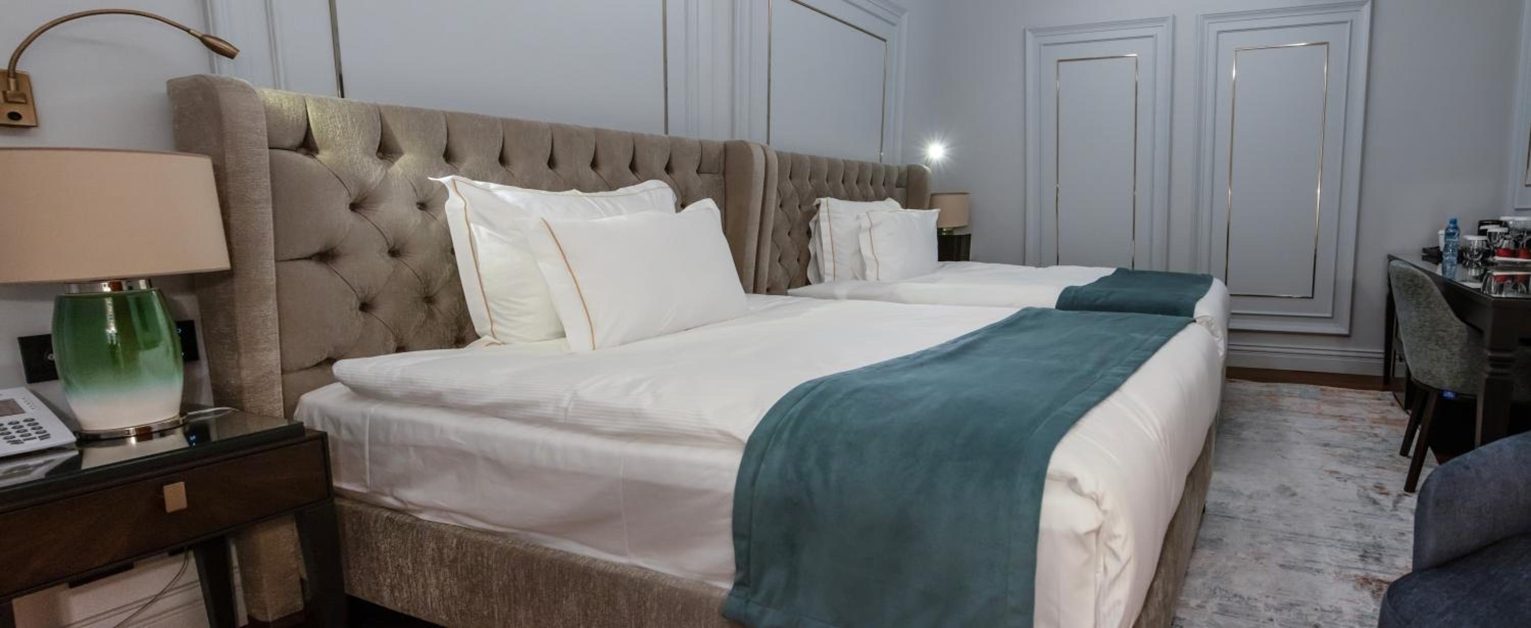 Deluxe King Room with City View photo 2