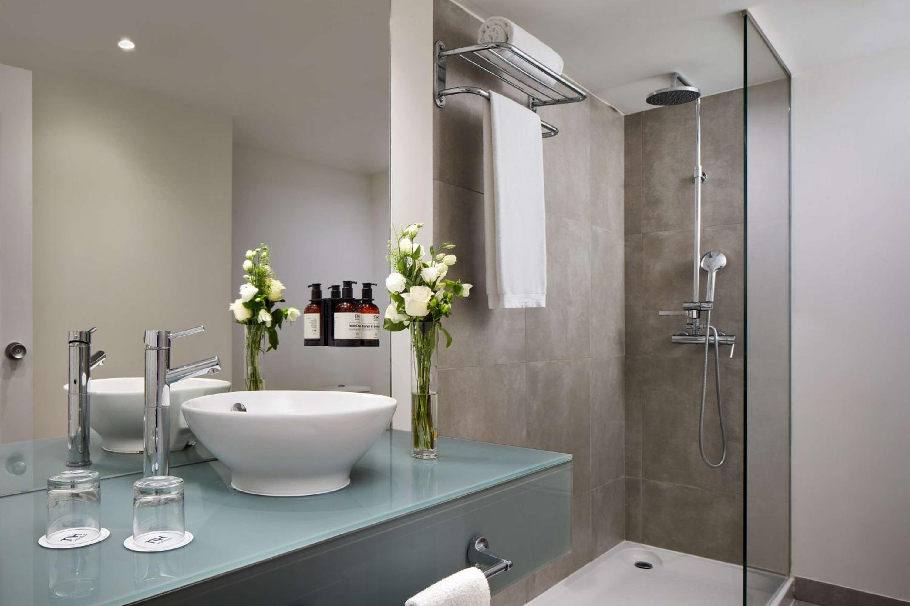 Standard Double or Twin Room with City View - Photo 4