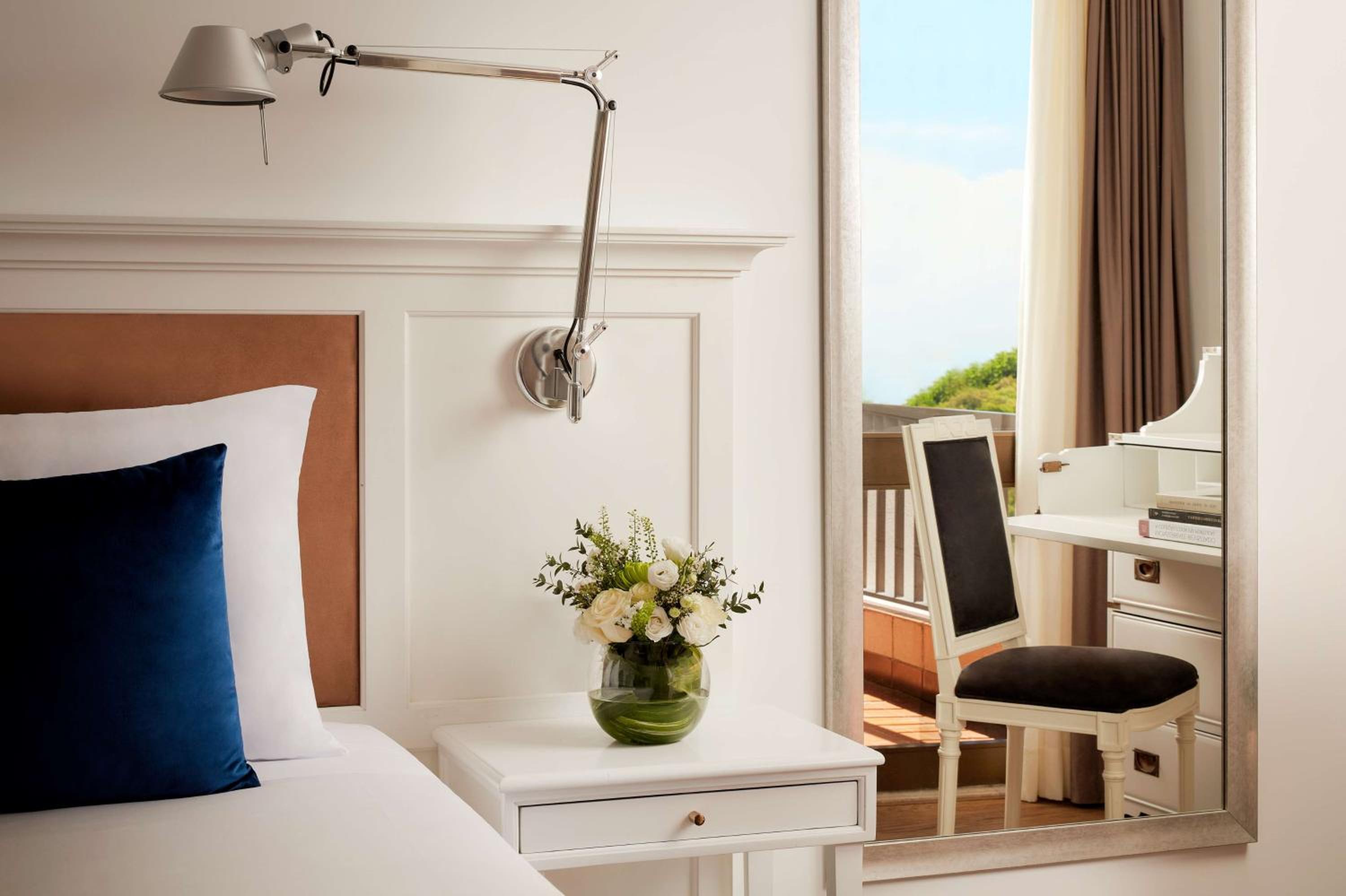 Standard Double or Twin Room with City View - Photo 5