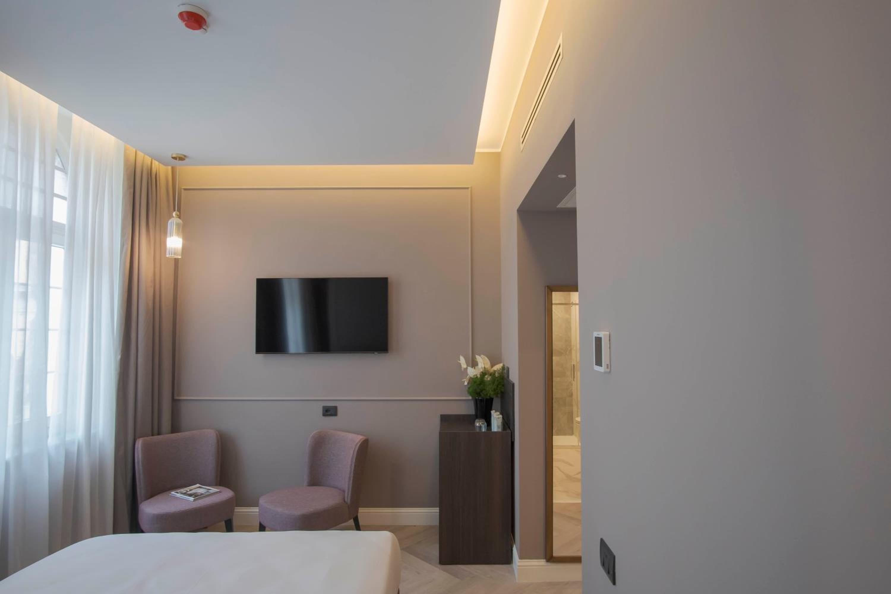 Standard Double Room - Photo 12