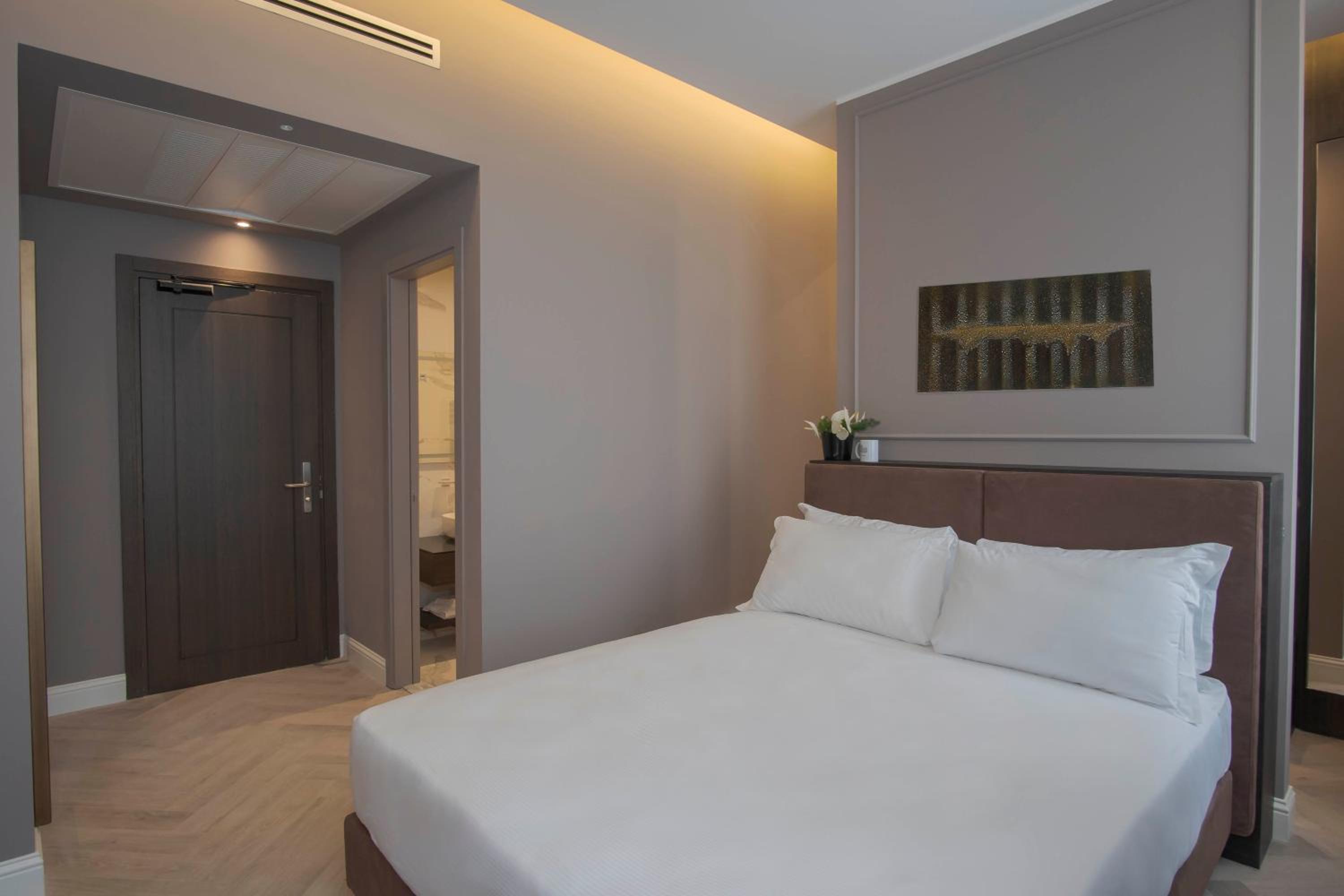 Standard Double Room - Photo 10