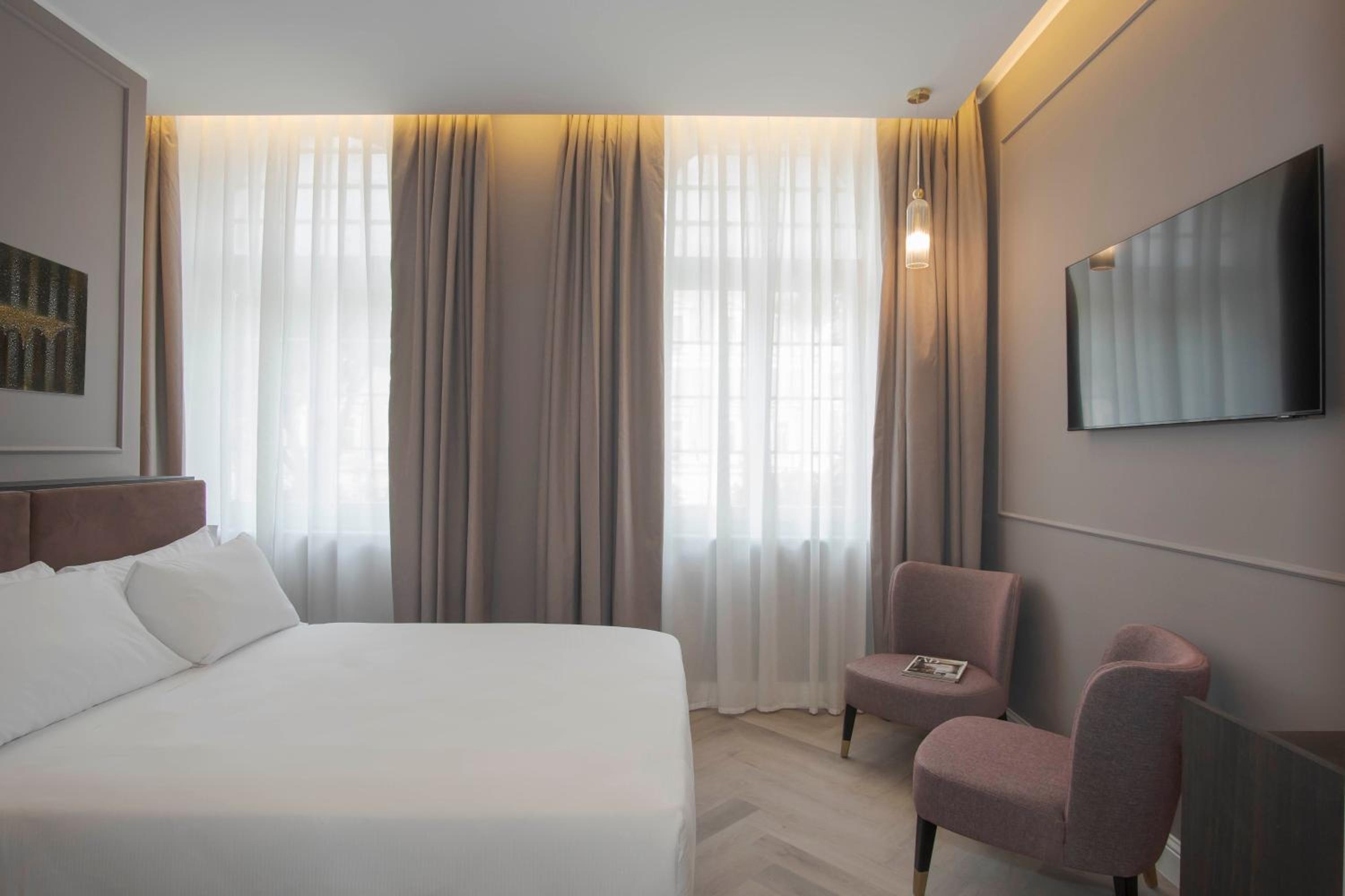 Standard Double Room - Photo 11