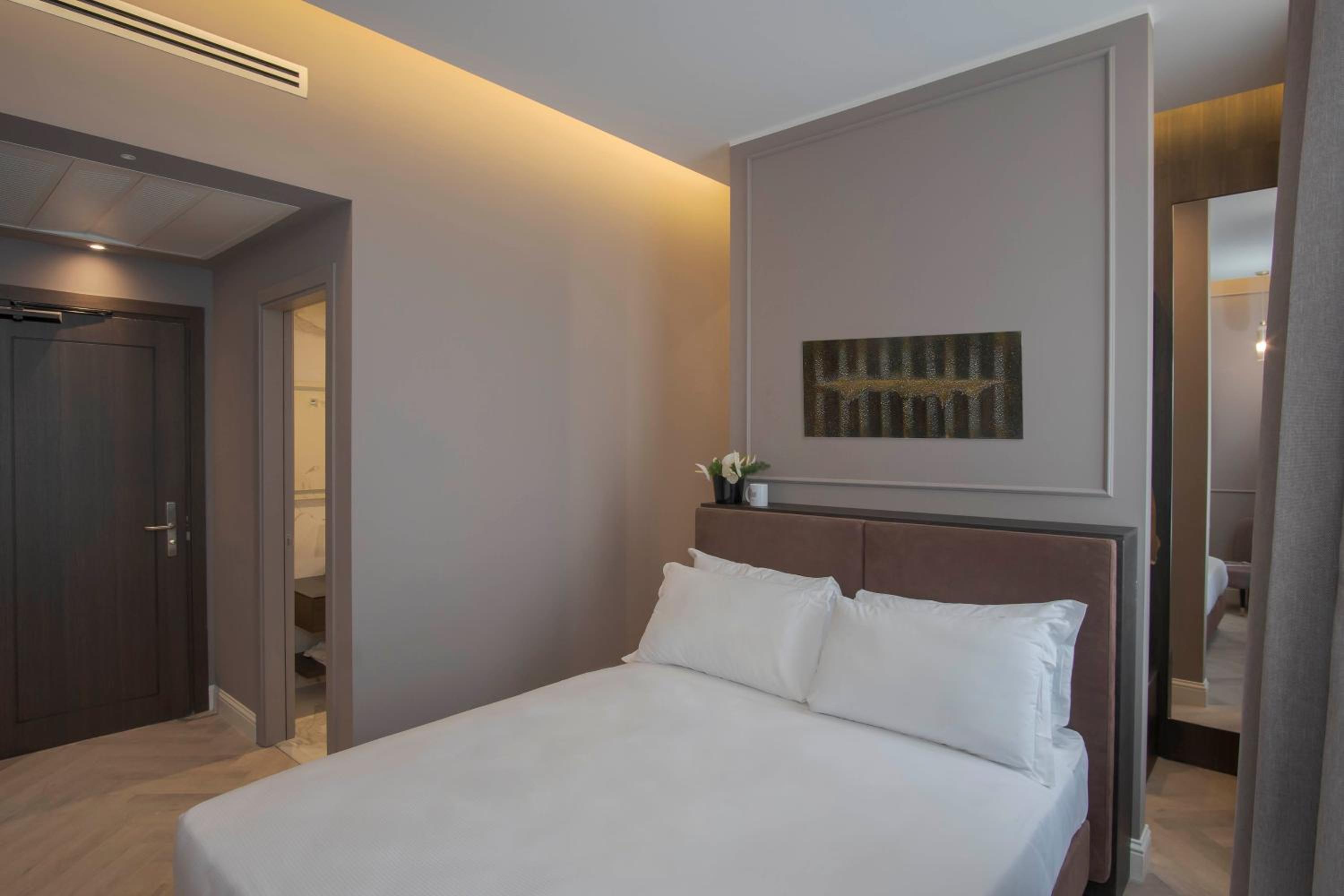 Standard Double Room - Photo 16