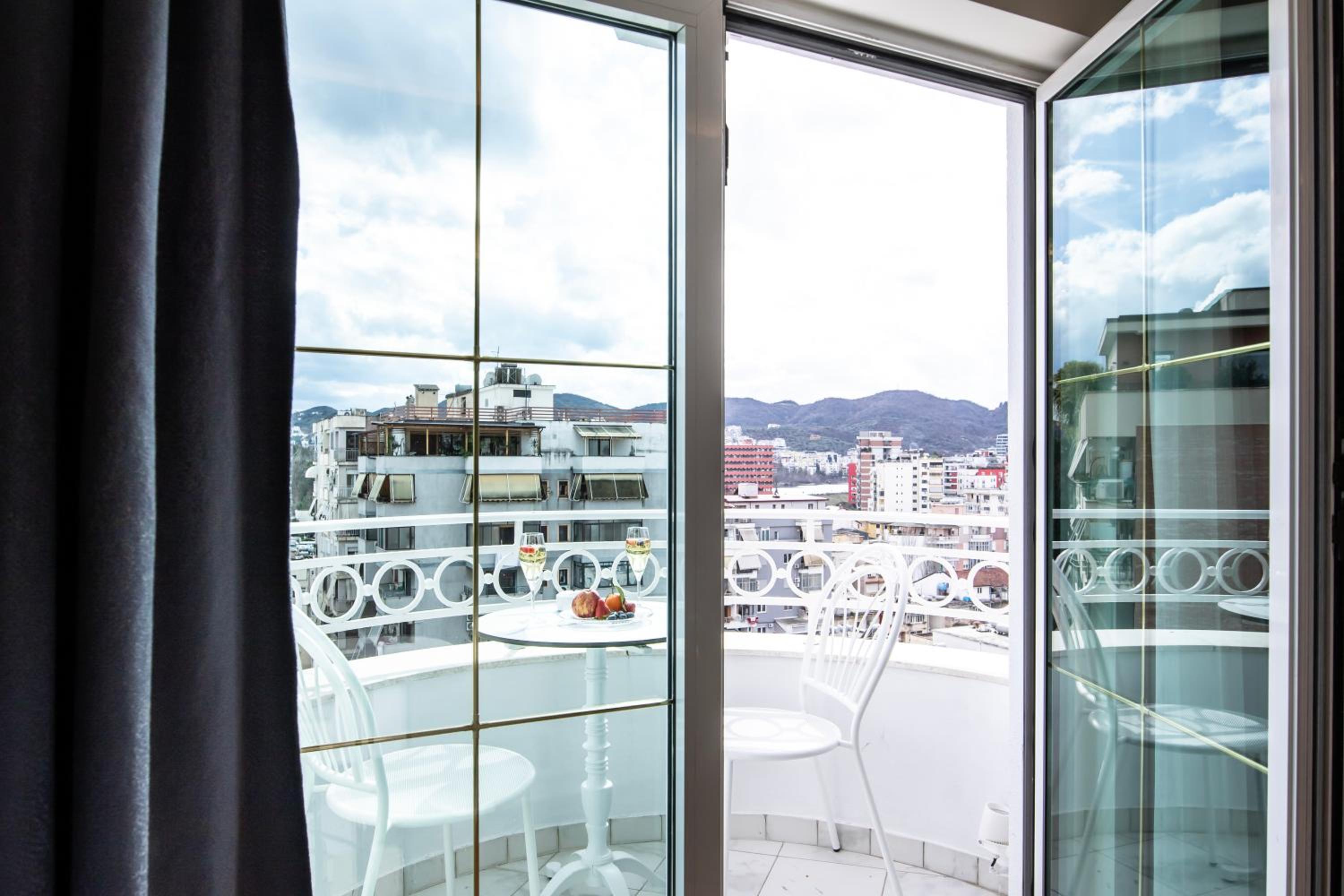 Deluxe King Room with City View