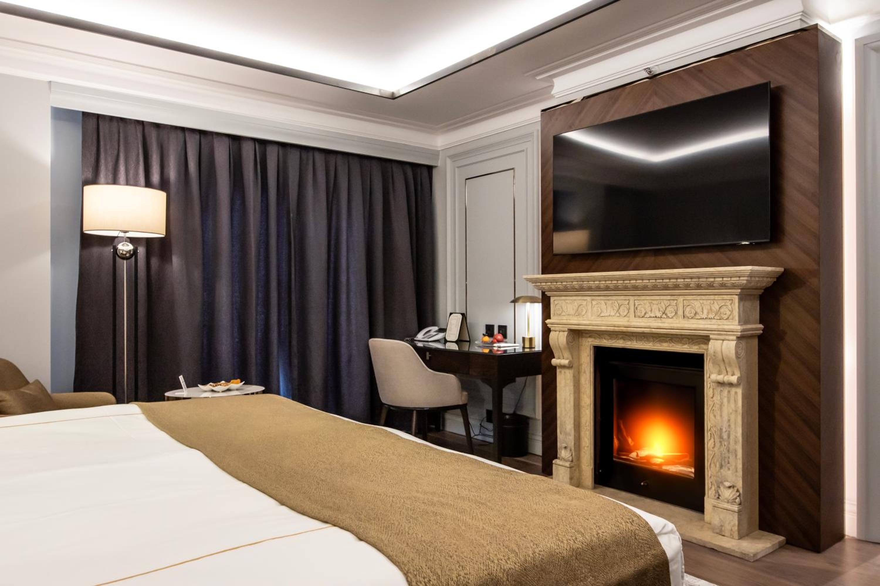 Prestige Deluxe King Room with City View