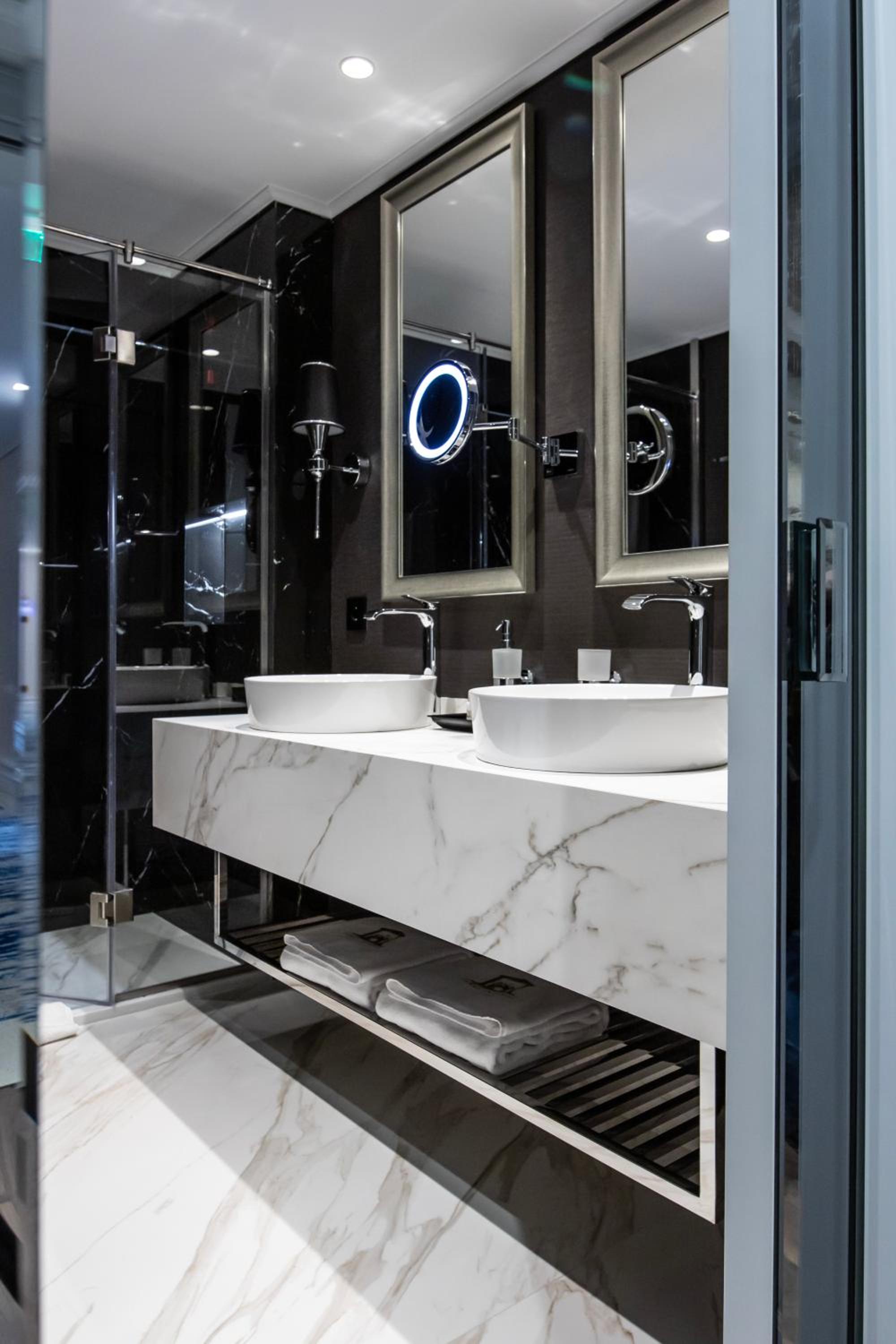Prestige Deluxe King Room with City View photo 2