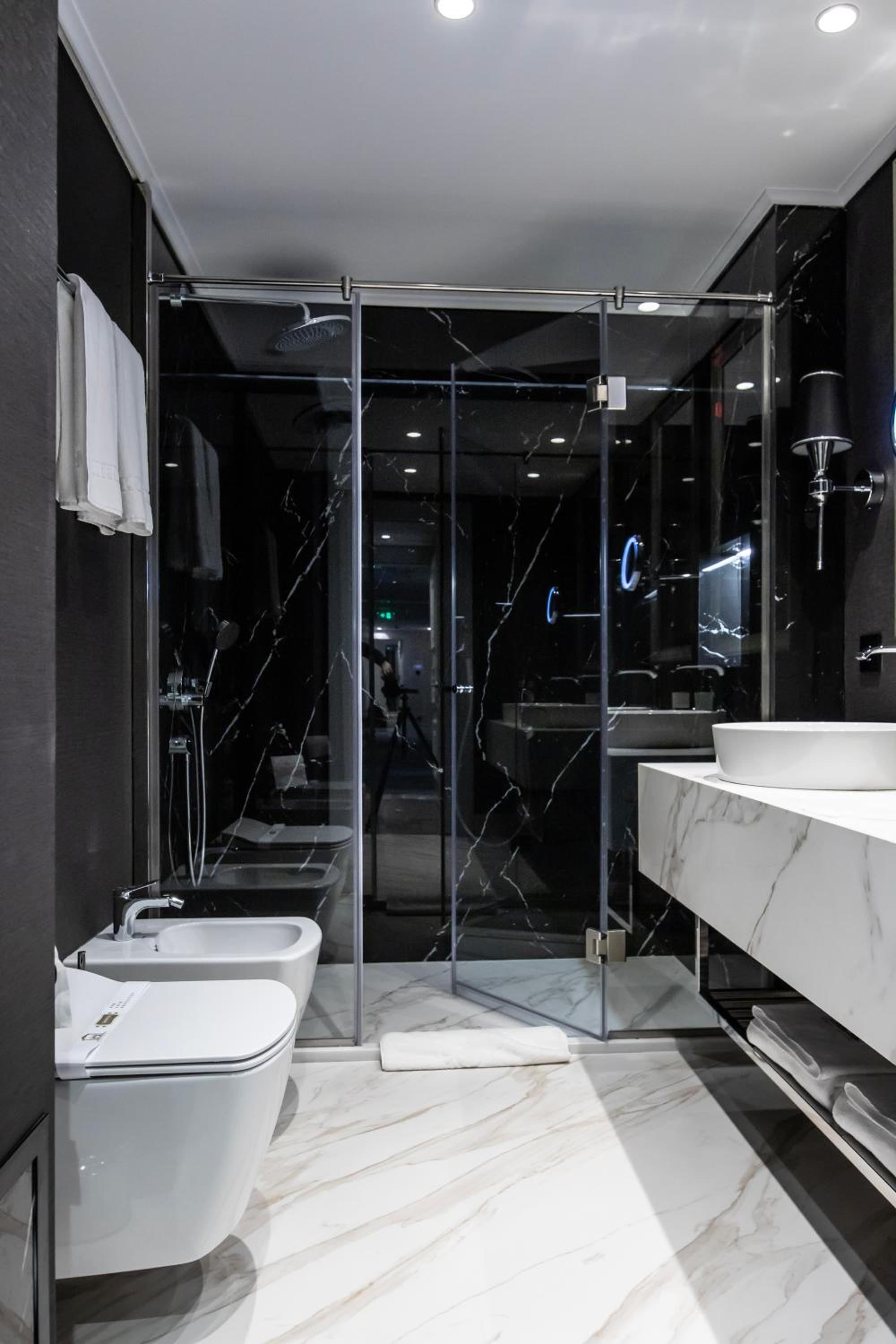 Prestige Deluxe King Room with City View photo 3