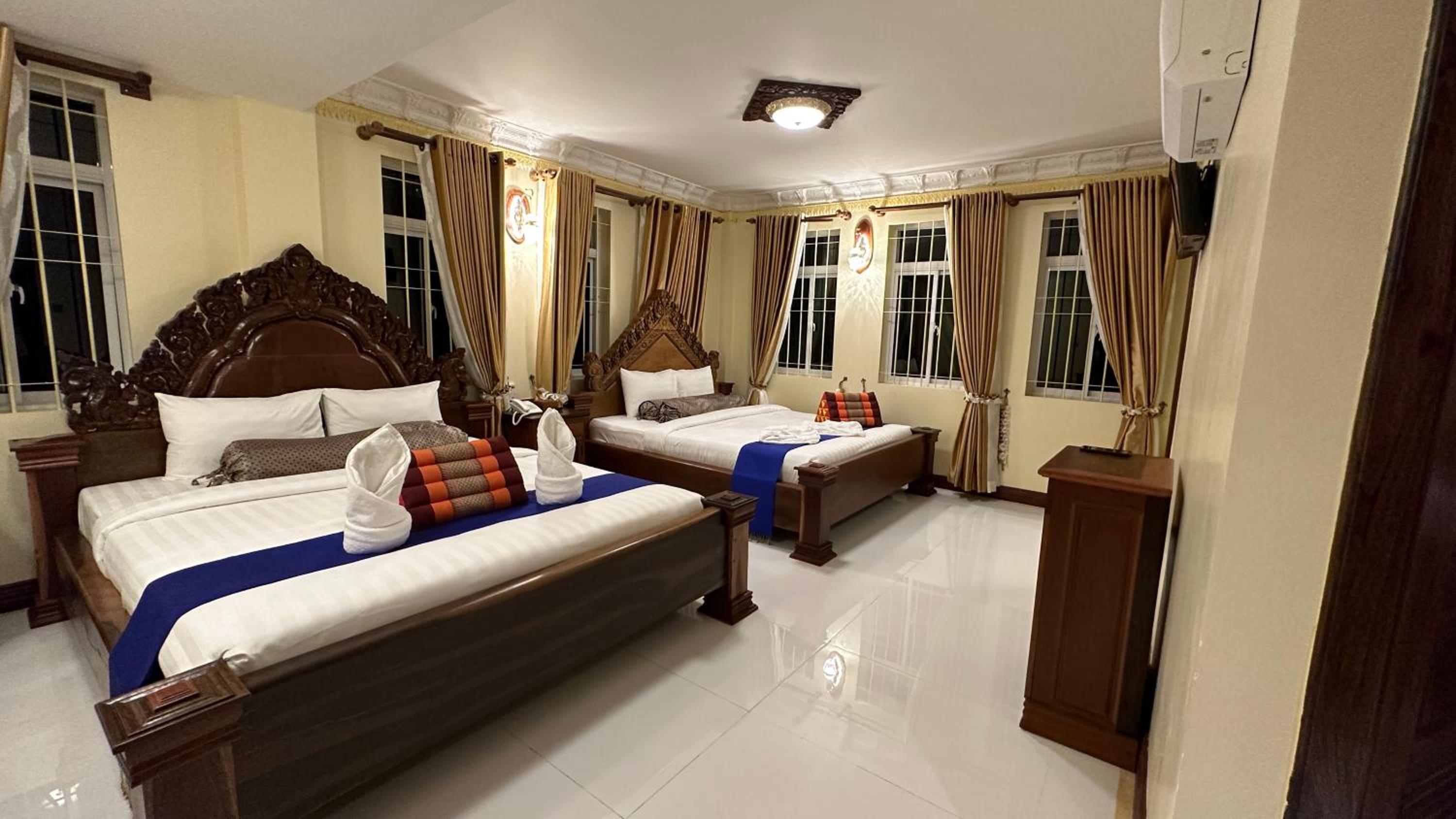 Bronam Suite + Bus station both ways + Laundry + Mini Bar + 1 time meal photo 2