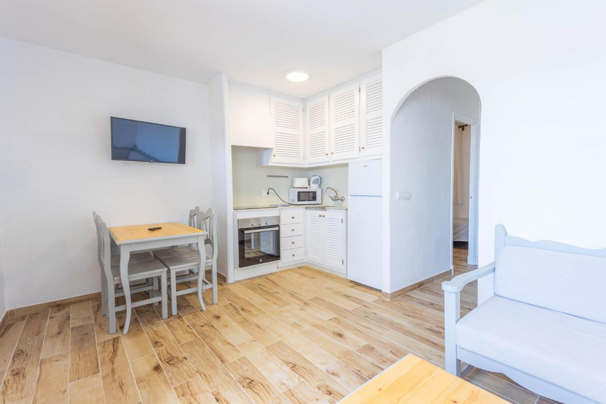 Two-Bedroom Deluxe Apartment with Garden View photo 2