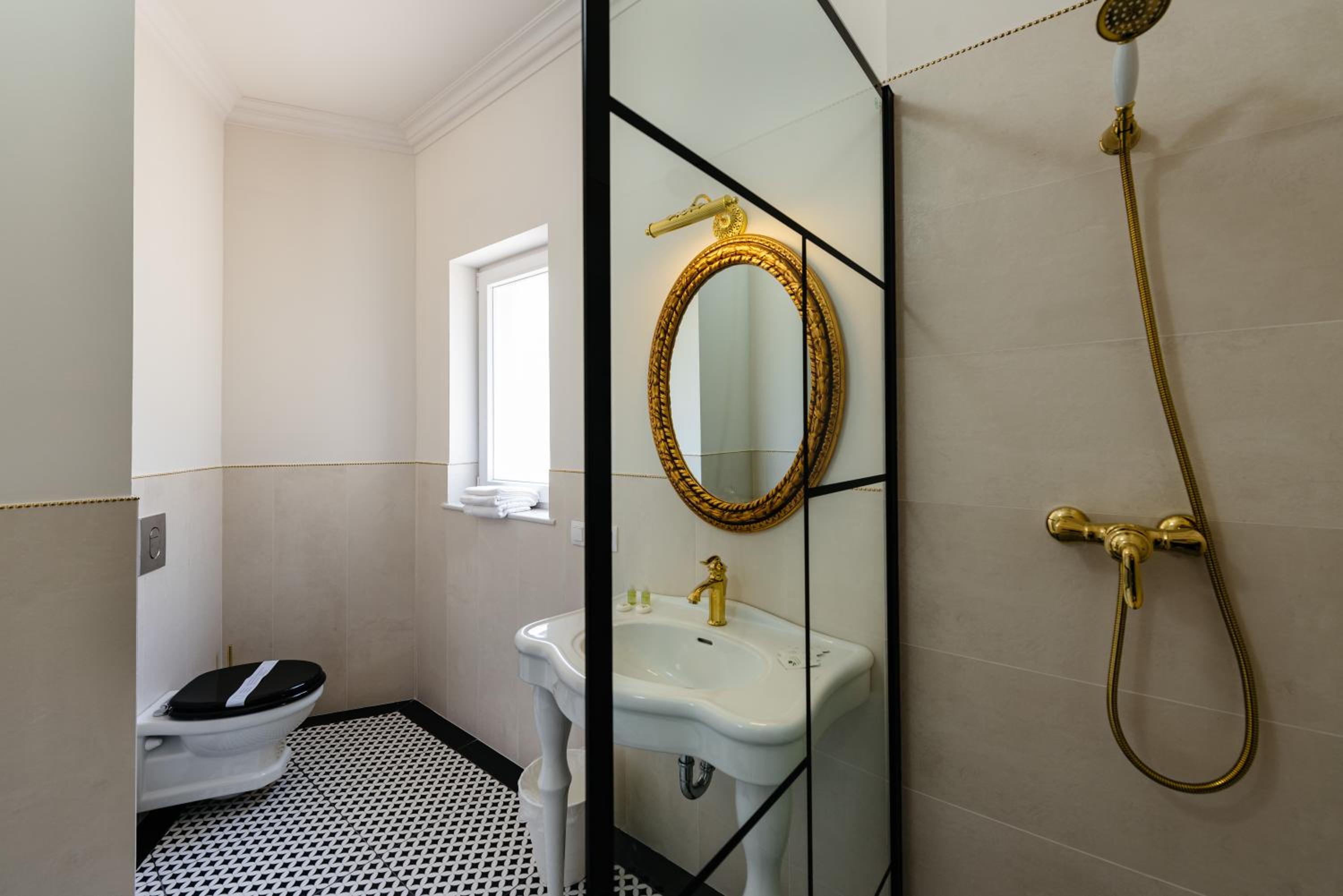 Deluxe Double Room - Photo 11