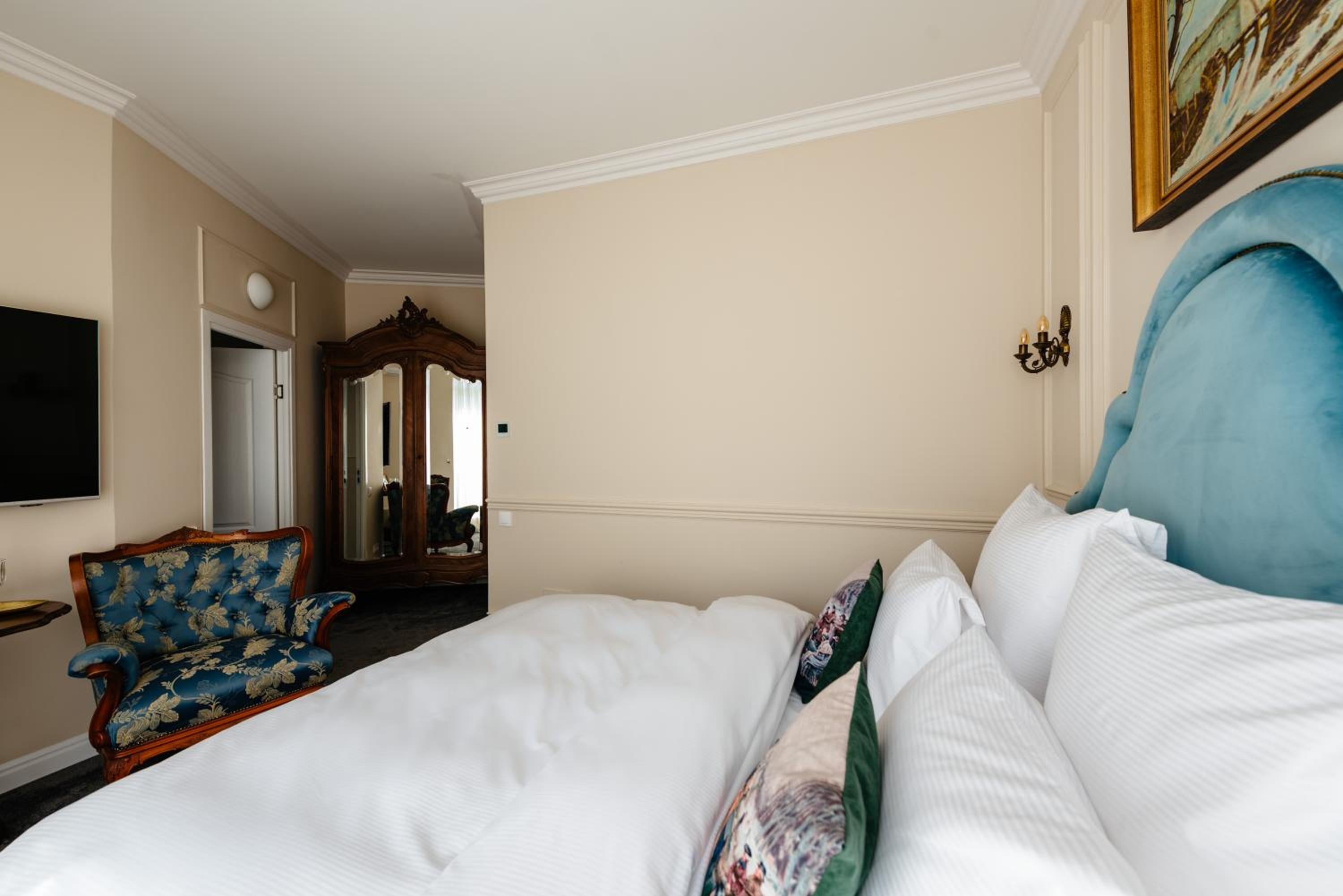 Deluxe Double Room - Photo 9