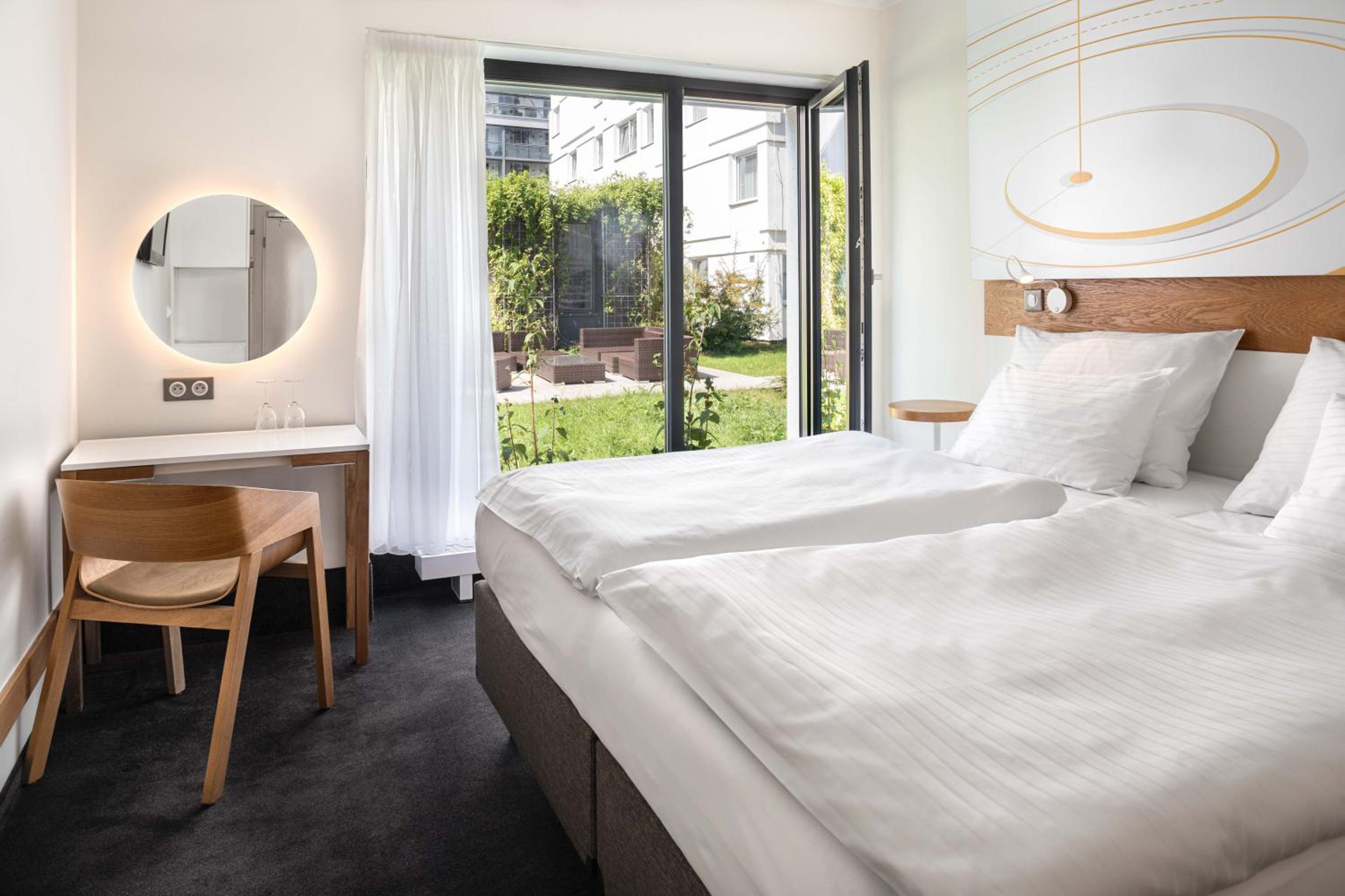 Superior Double or Twin Room with Garden thumbnail 5
