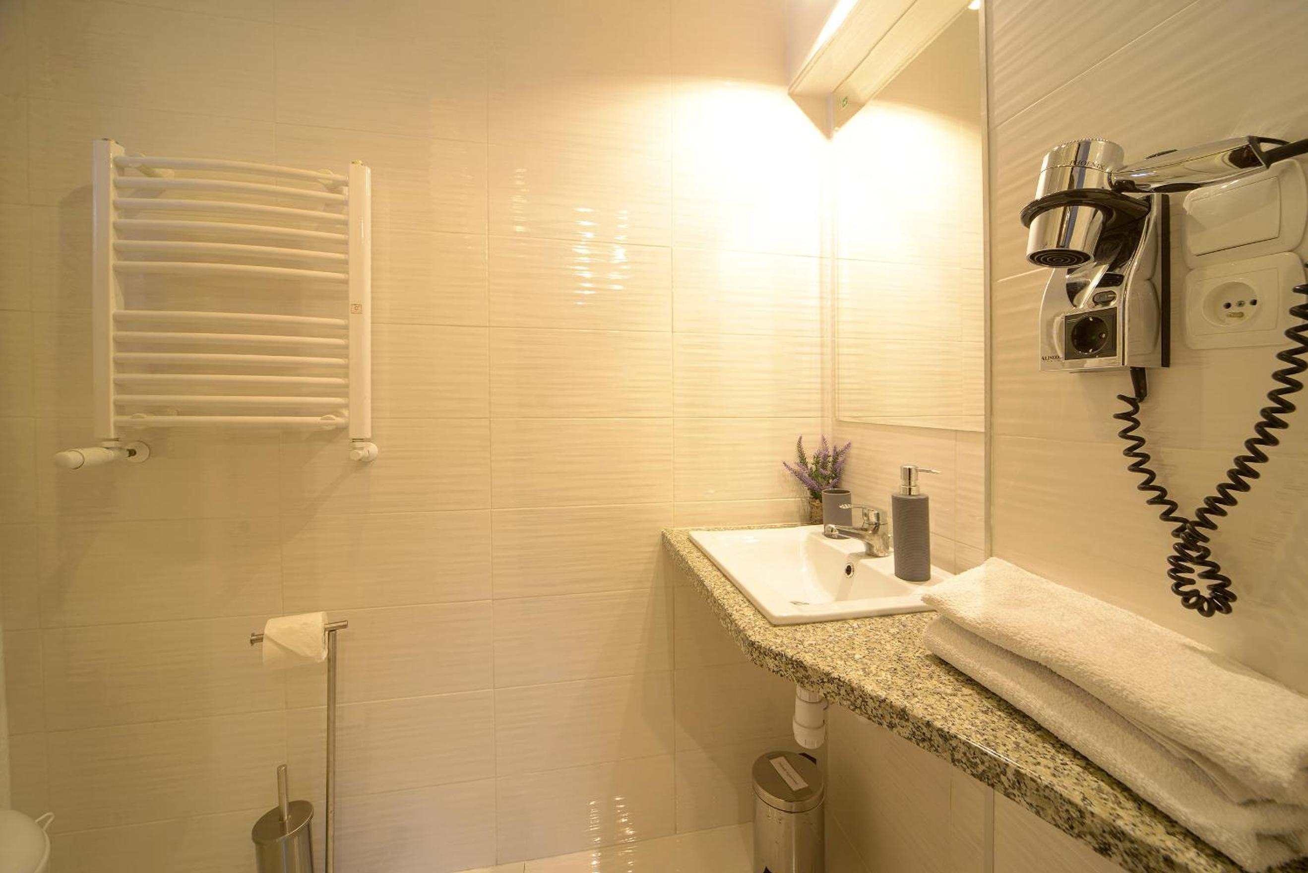 Double or Twin Room - Photo 6