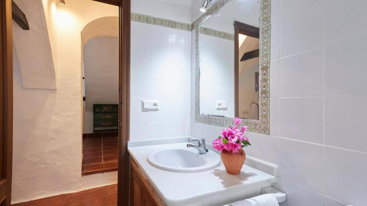 Eight-Bedroom House photo 2