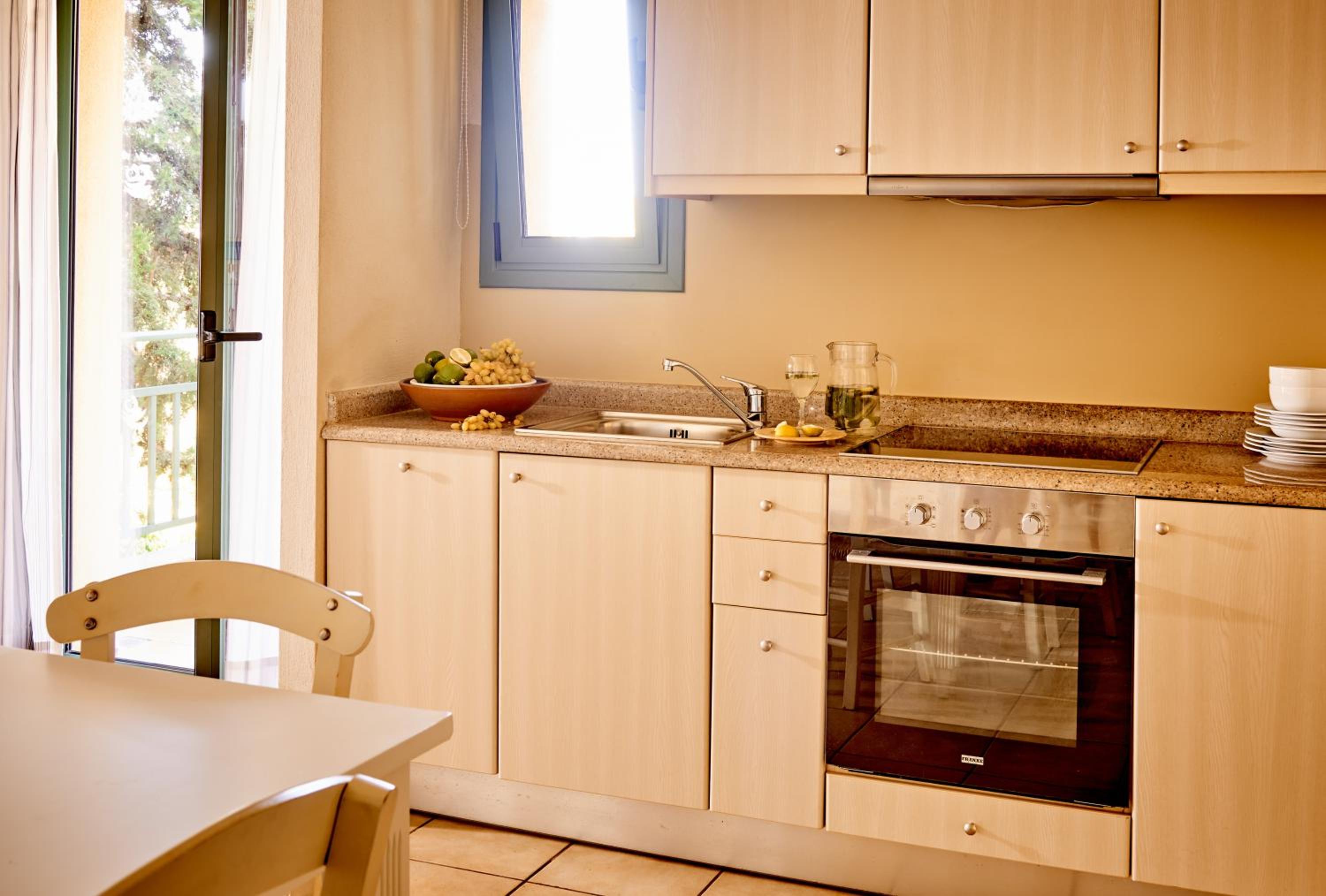 Two Bedroom Family Suite with Kitchenette photo 3