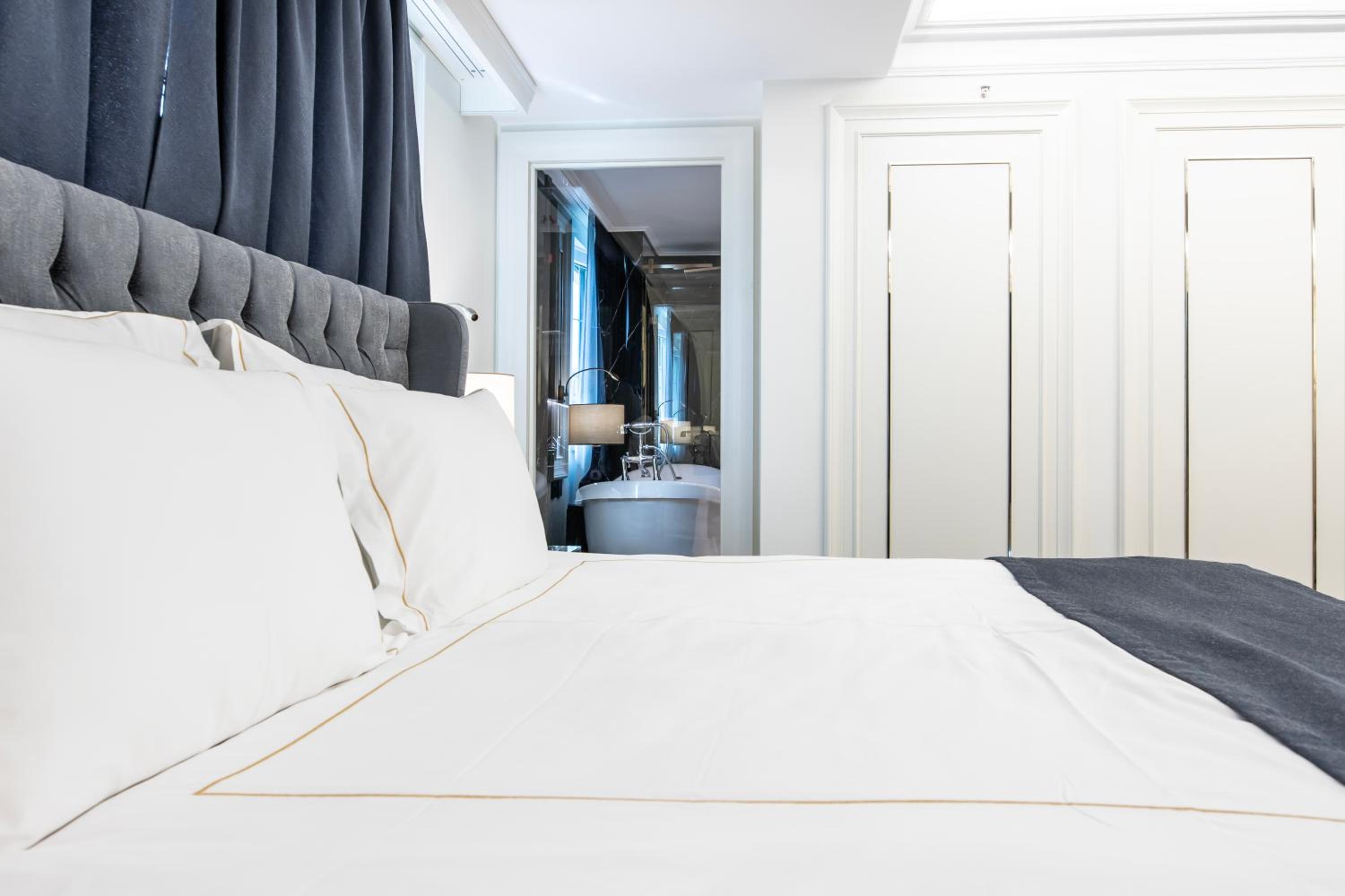 Premier King Suite with City View photo 2