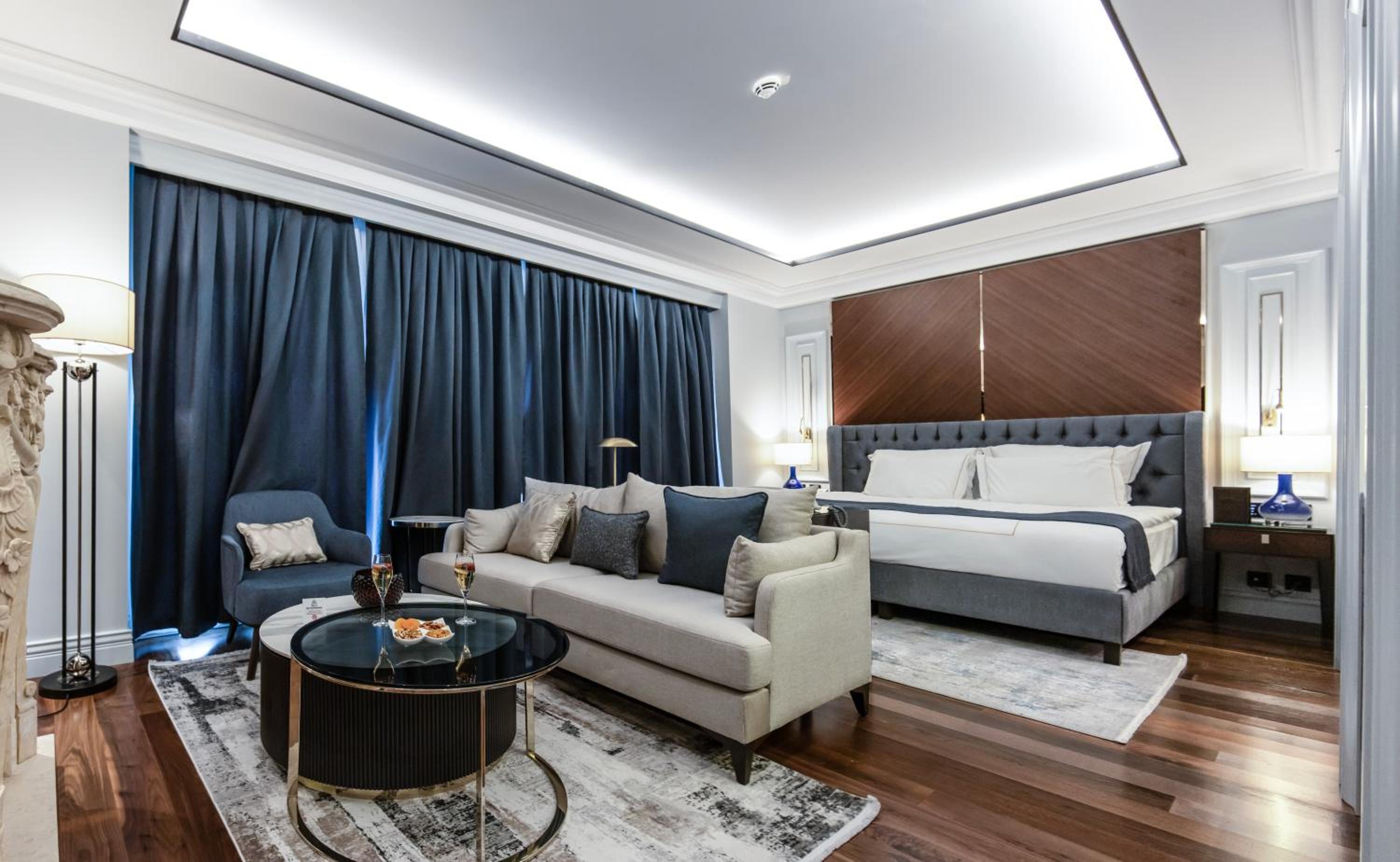 Premier King Suite with City View