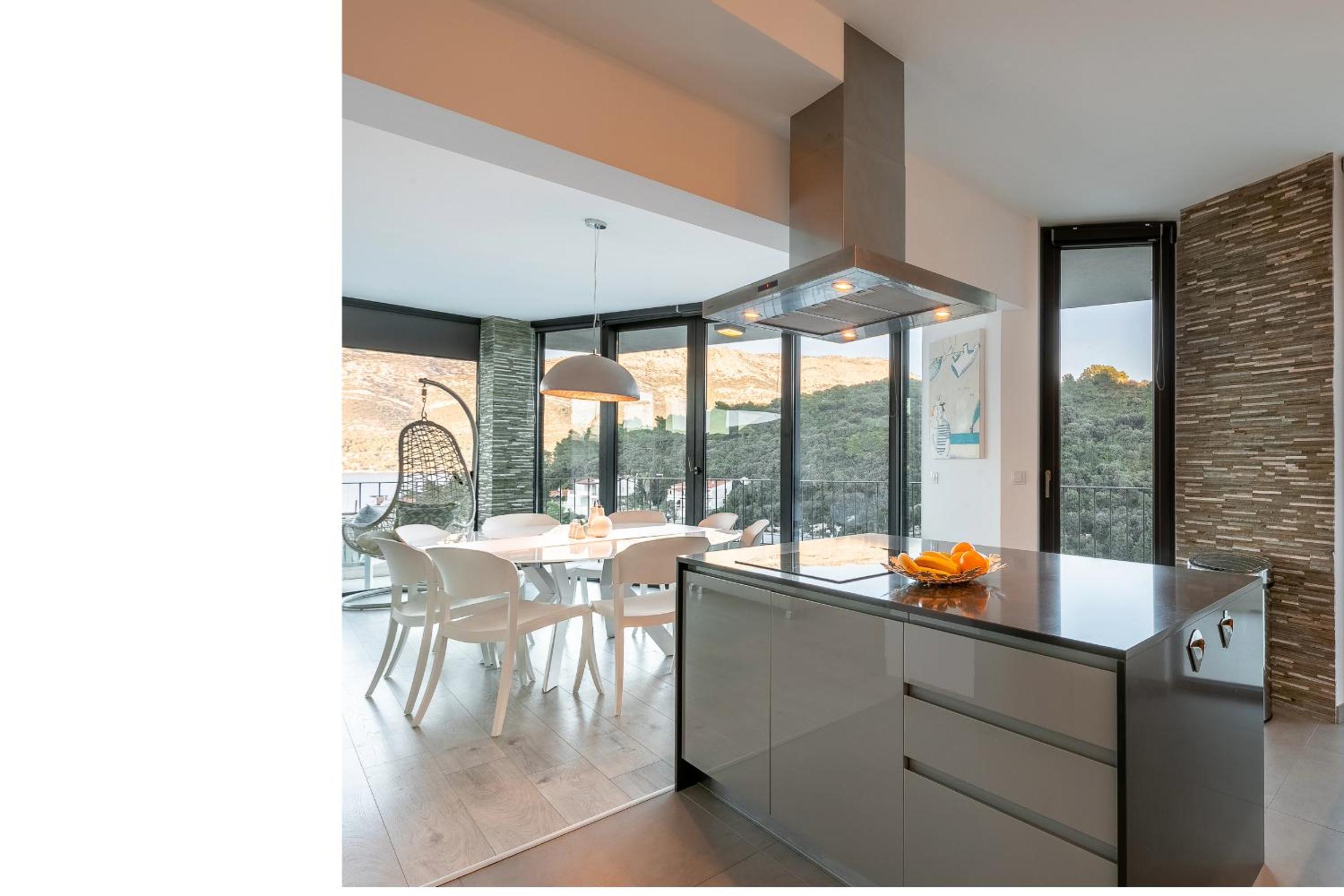 Three-Bedroom Apartment with Sea View photo 3